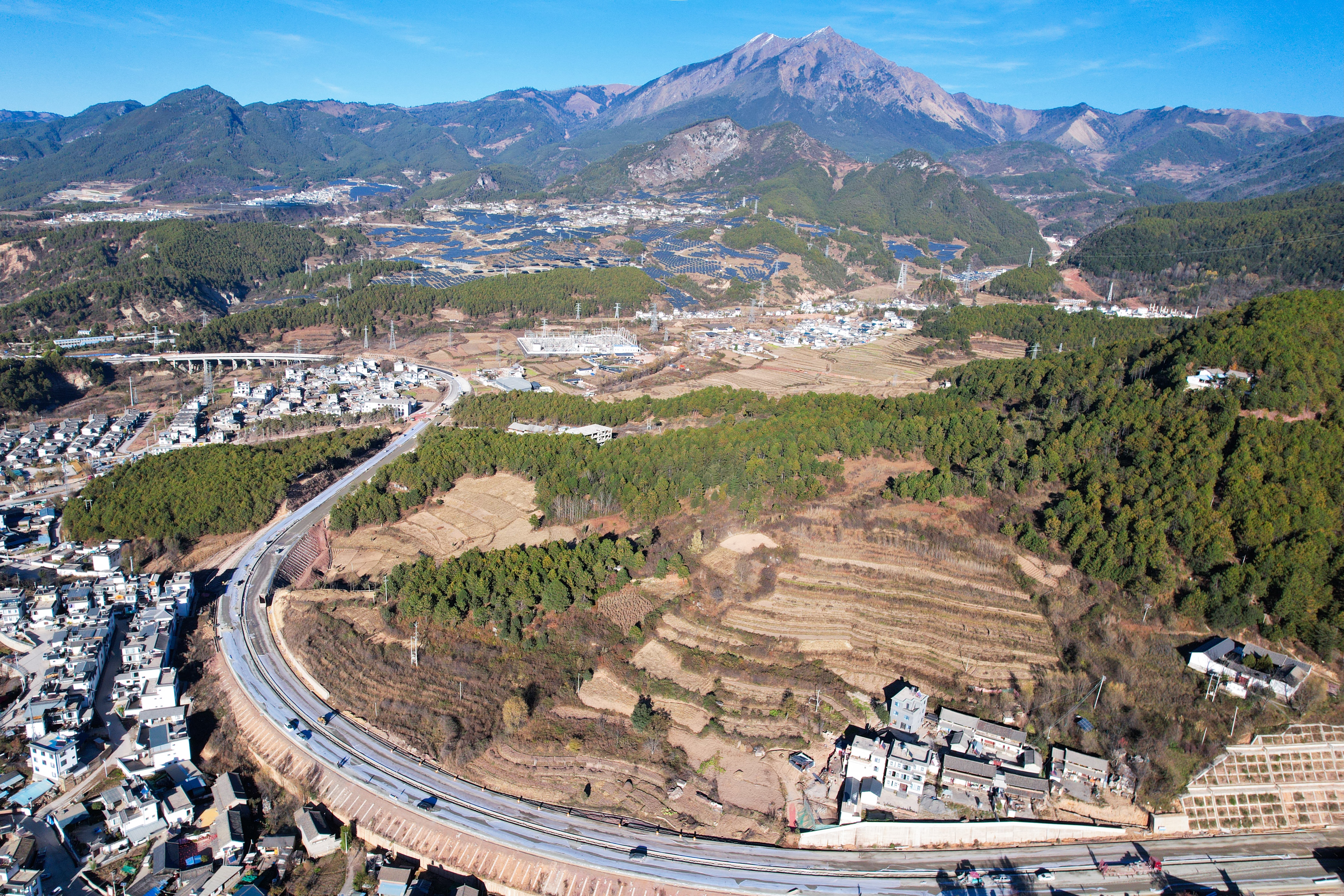 鶴劍蘭高速蘭坪連接線級配水穩順利鋪筑完成
