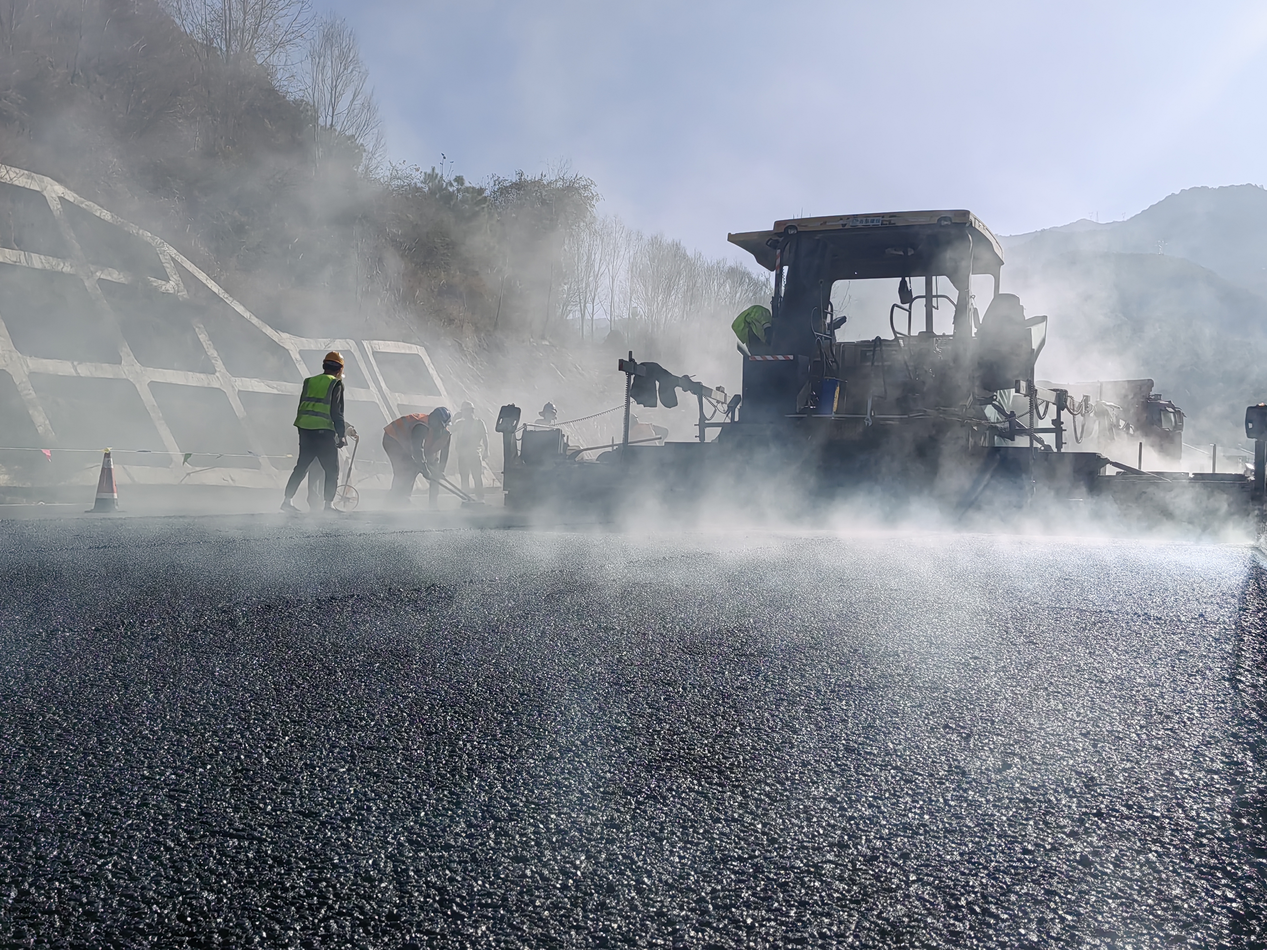 鶴劍蘭高速蘭坪連接線瀝青路面鋪筑完成