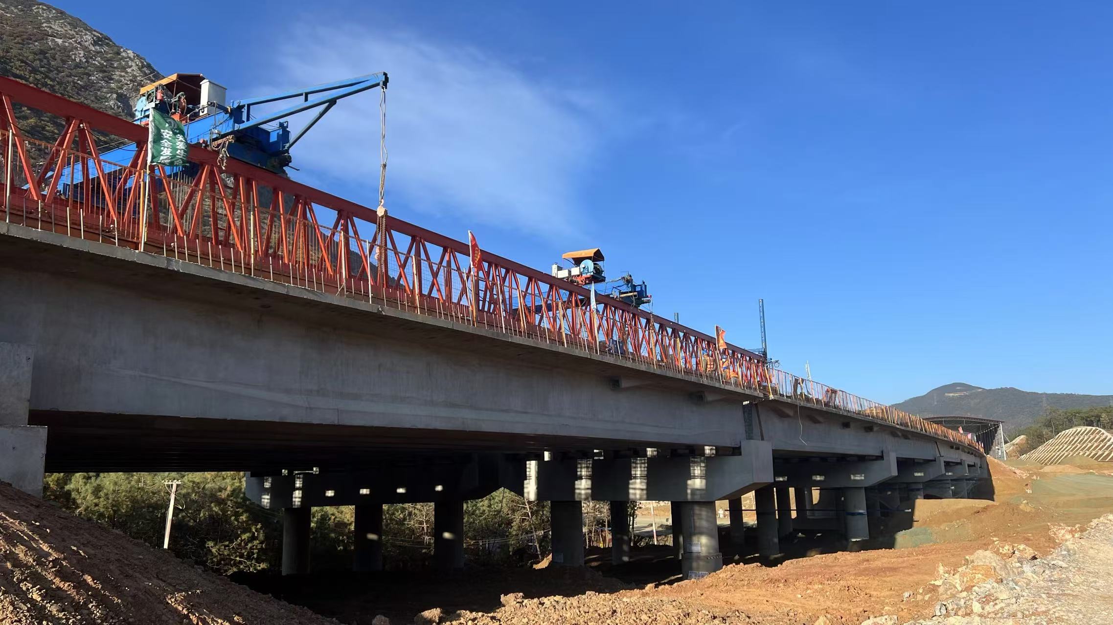 古寧高速文化互通1號主線橋T梁架設完成