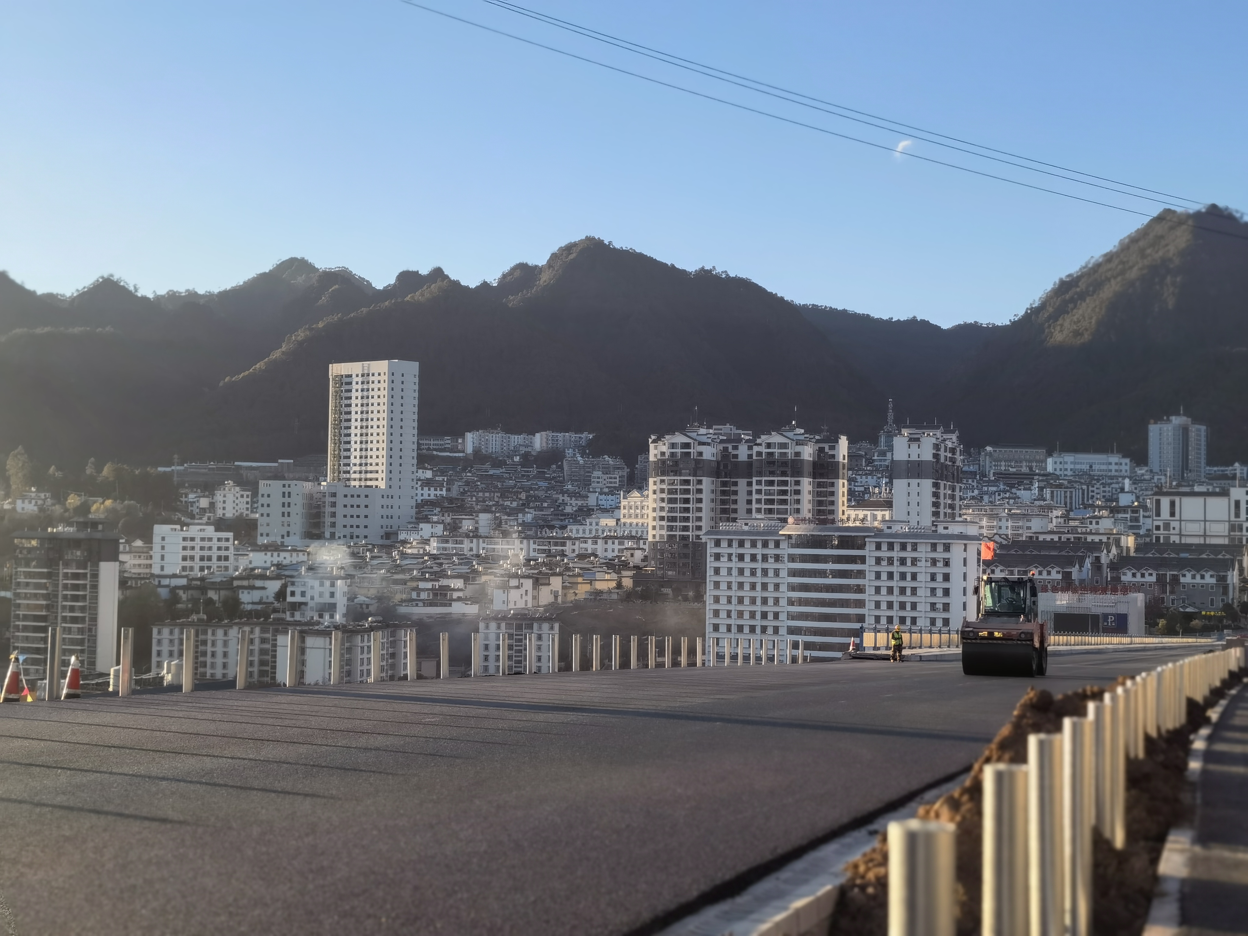 鶴劍蘭高速蘭坪連接線完成瀝青路面攤鋪