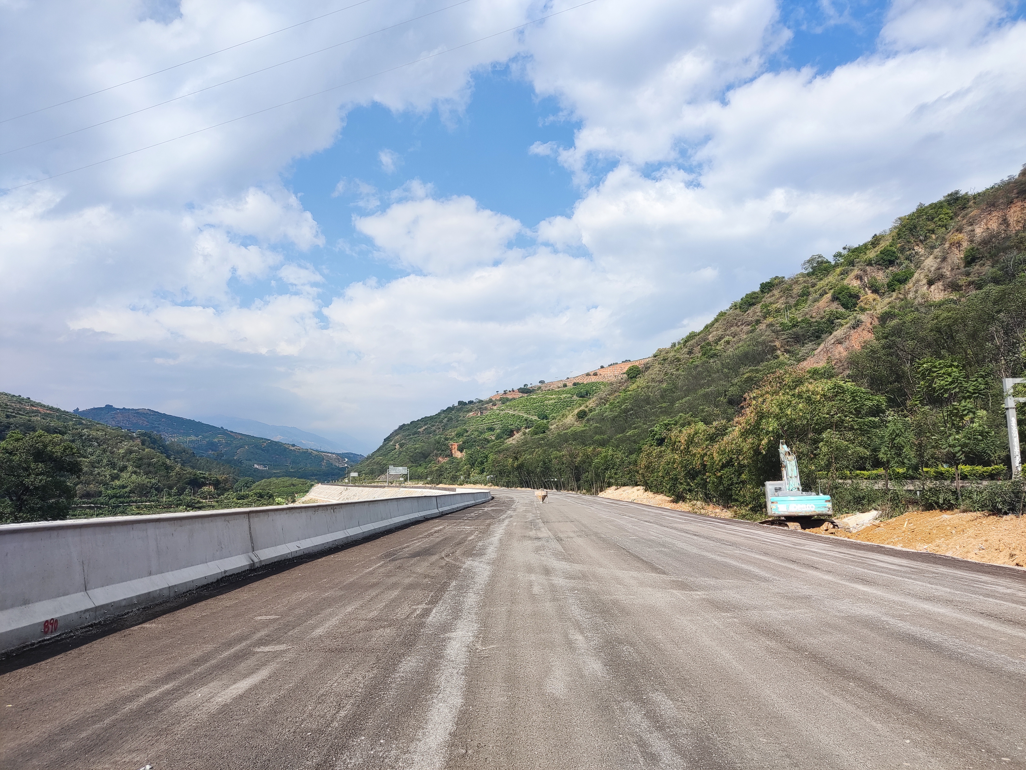 永金高速項目多段路面鋪筑完成