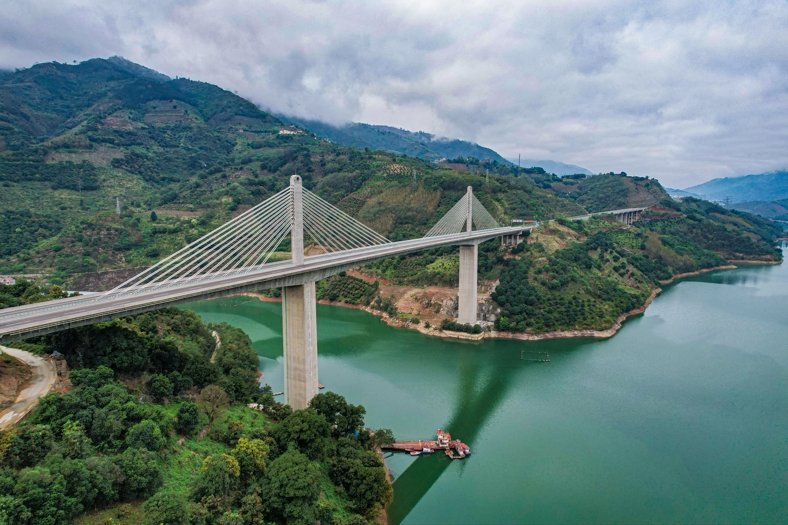 元蔓高速（紅河段）浪灘坡特大橋榮獲2023年度“云南省市政金杯示范工程”二等獎
