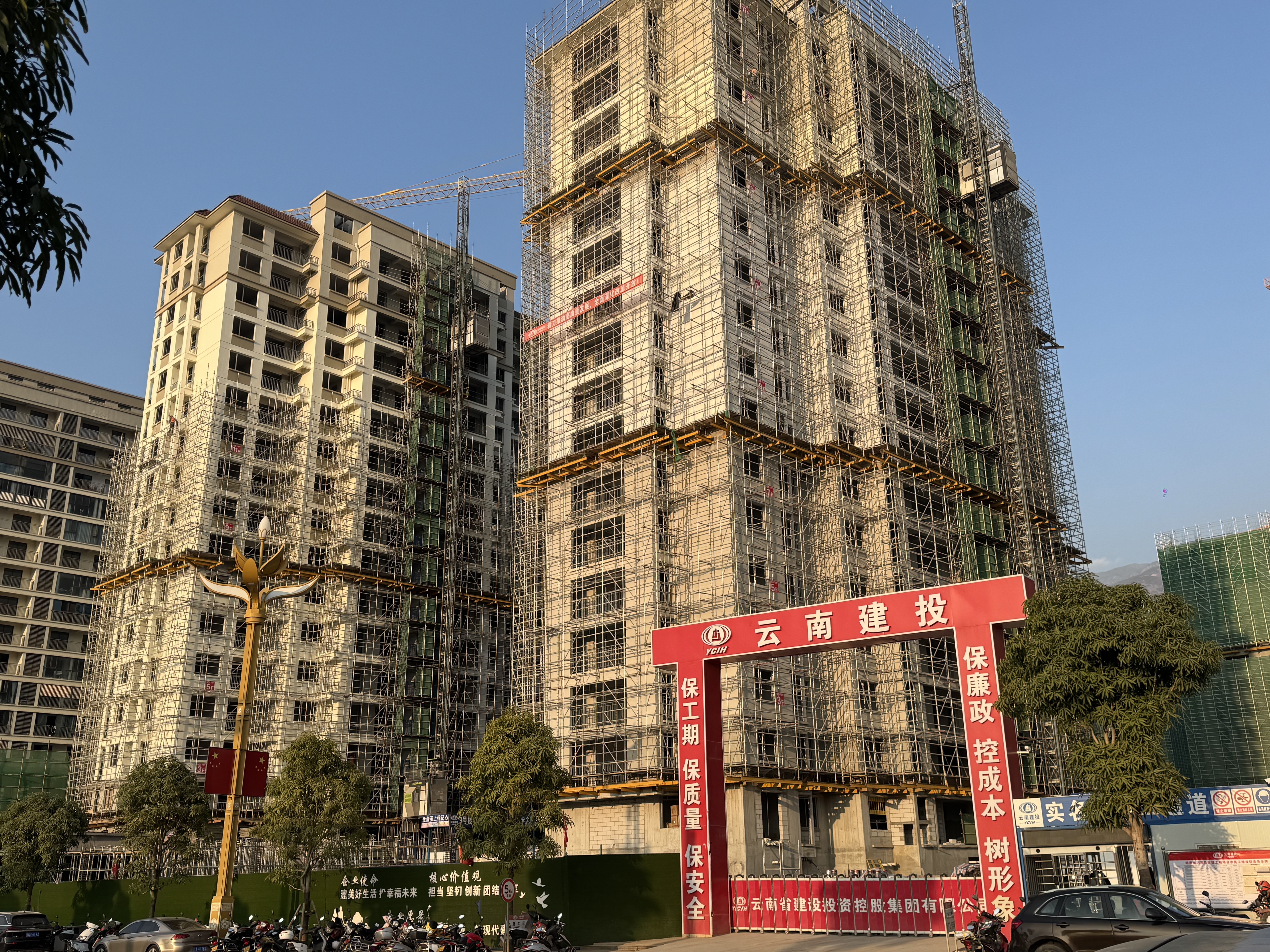 巧家新增項(xiàng)目北門(mén)安置區(qū)8#地塊全面封頂