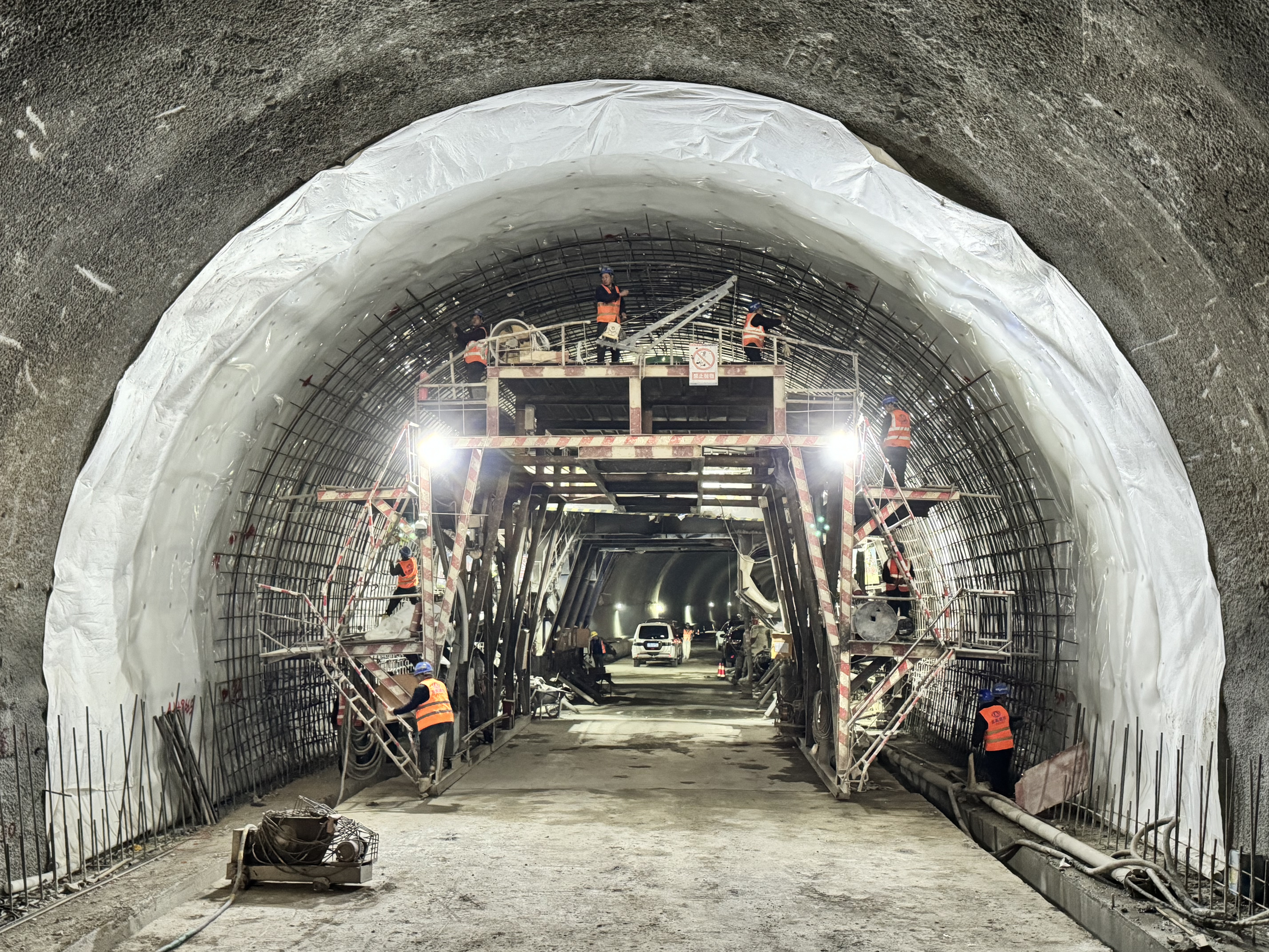 魯巧高速團(tuán)樹(shù)林隧道右洞順利貫通