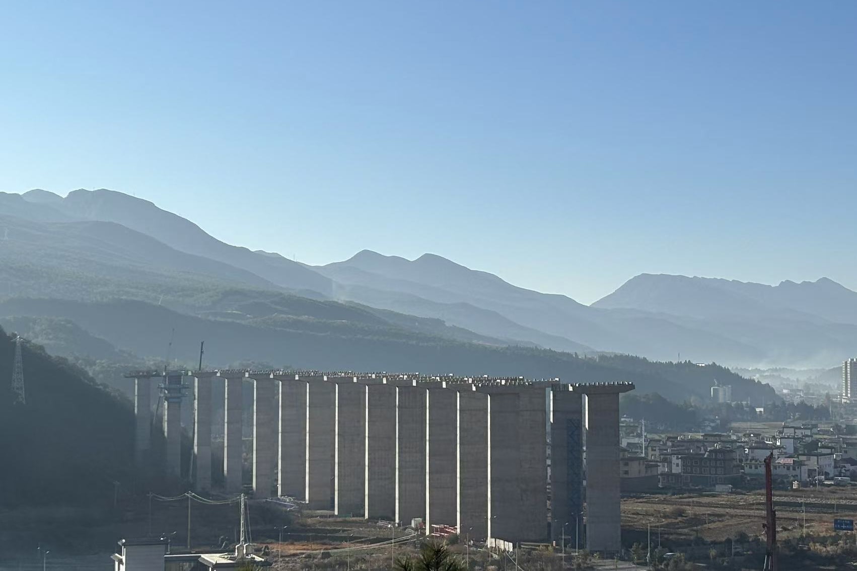 古寧高速新團樞紐主線1號橋空心薄壁墩全部封頂