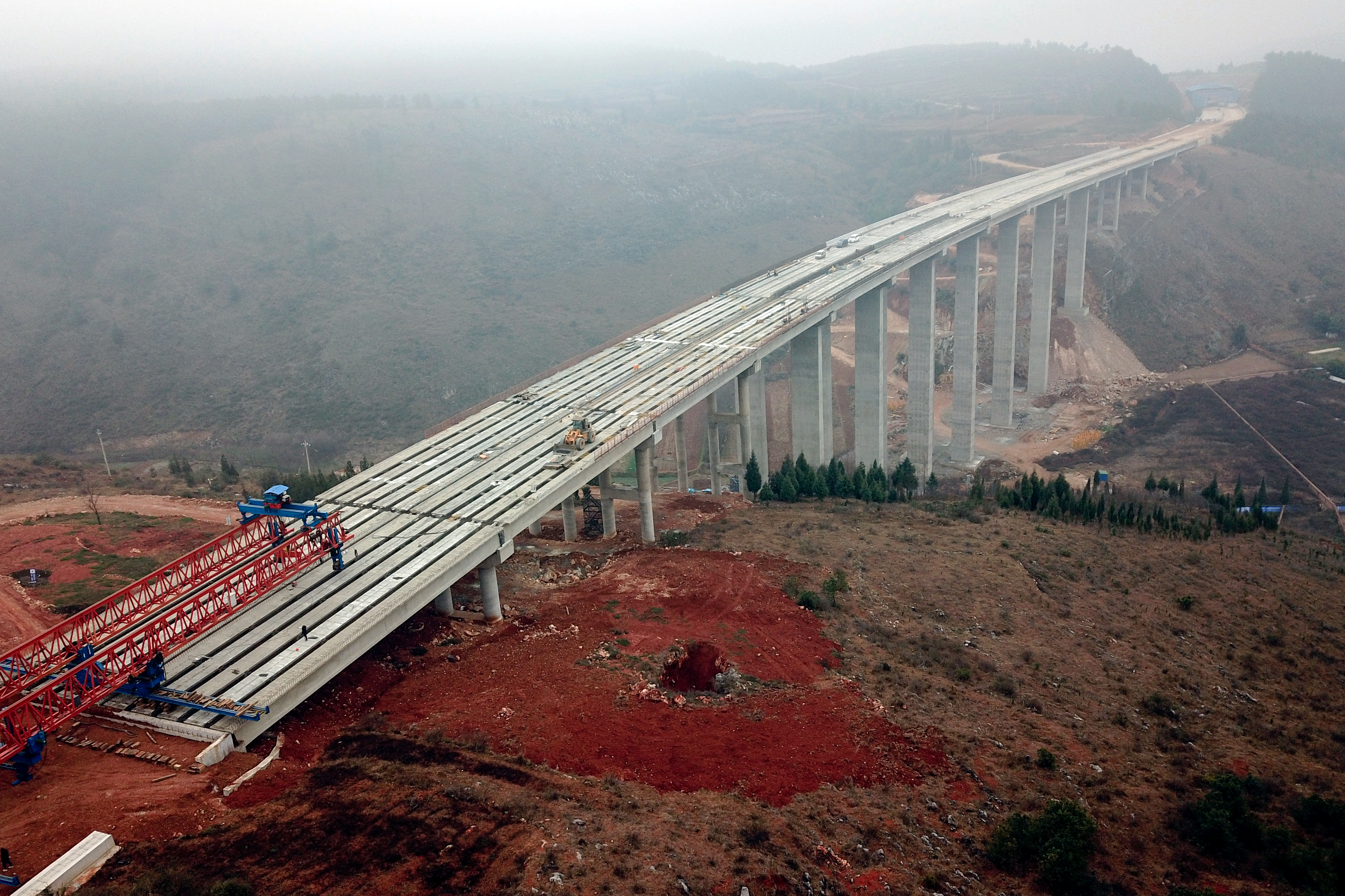宣富高速出水洞河大橋預(yù)制T梁板順利架設(shè)完成