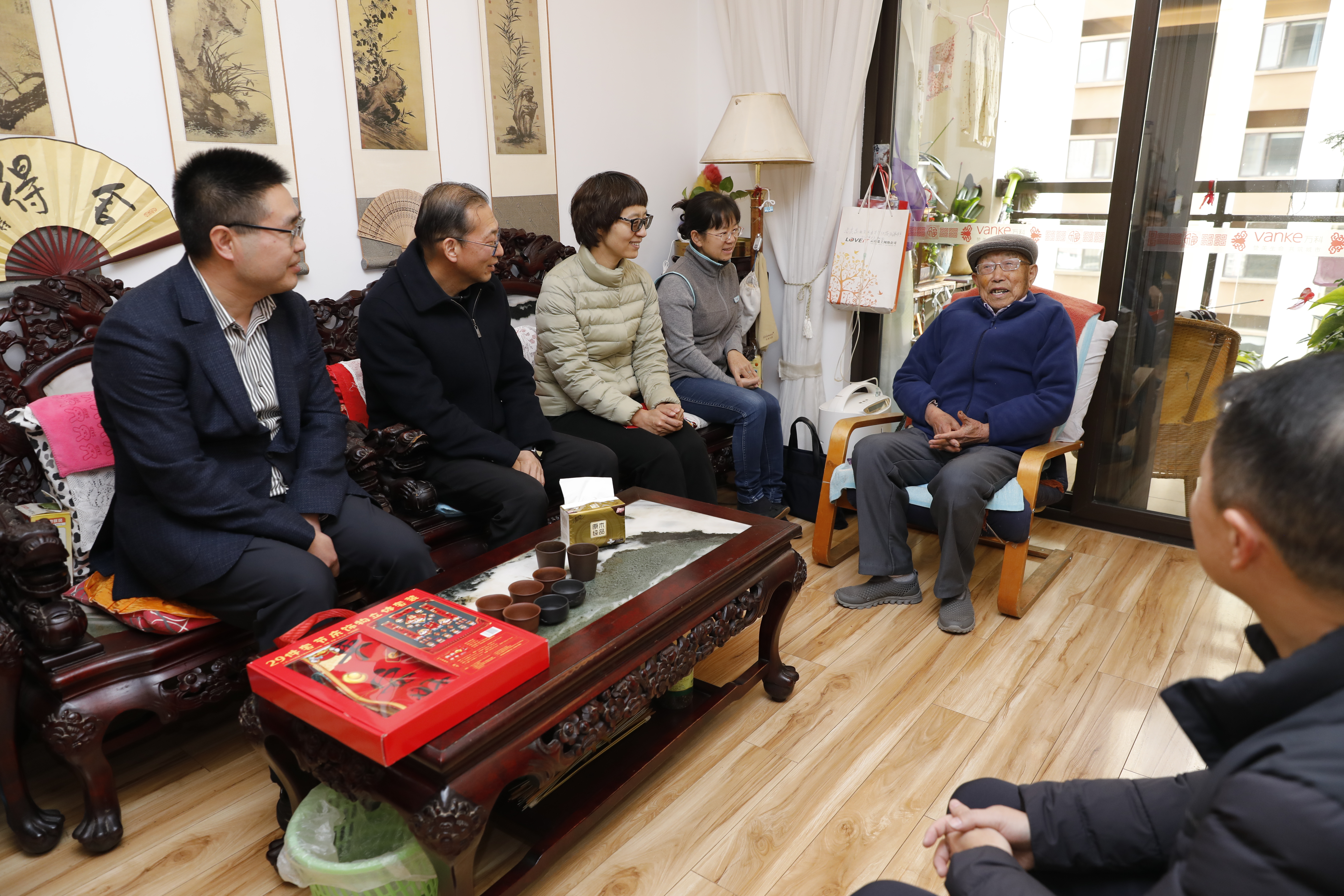 省國(guó)資委黨委委員、副主任夏麗坤走訪慰問(wèn)集團(tuán)老黨員和困難黨員