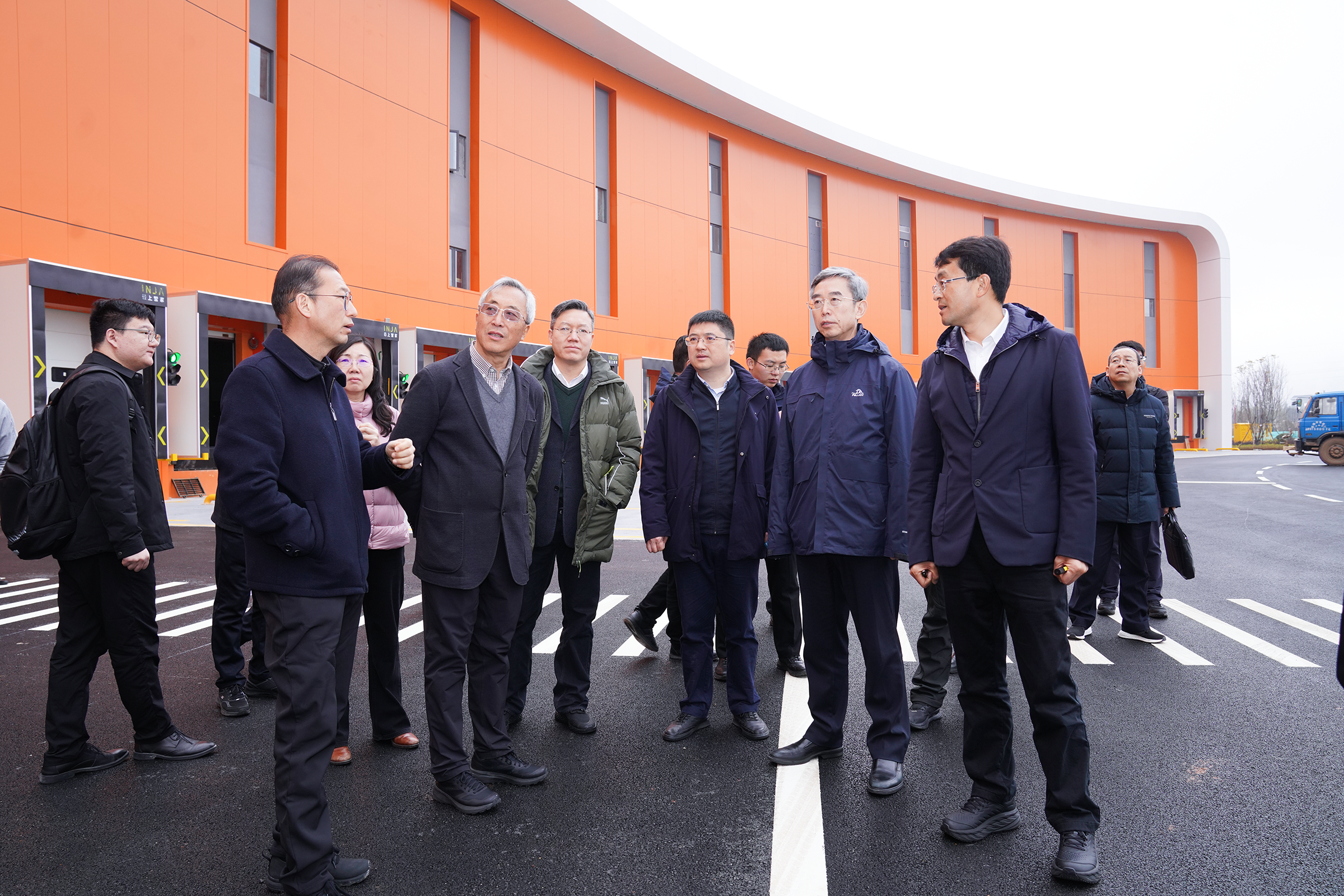 全國(guó)政協(xié)調(diào)研組到集團(tuán)云上營(yíng)家·昆明國(guó)際供應(yīng)鏈?zhǔn)痉吨行恼{(diào)研