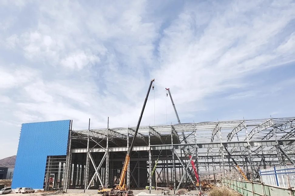 賓川產業園區白塔片區風機大葉片生產線項目屋面梁吊裝完成