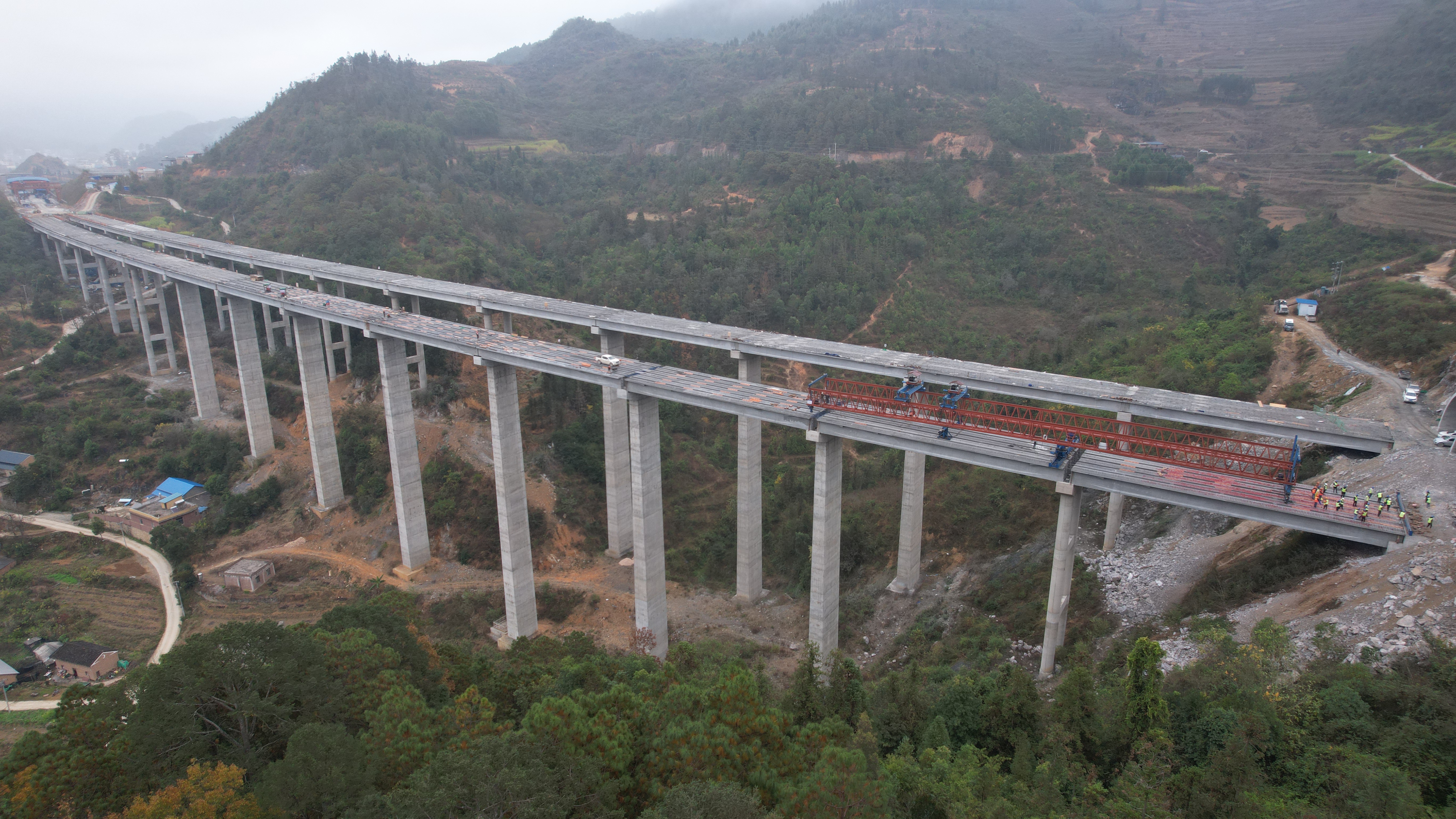 那興高速小里鋪大橋T梁架設完成