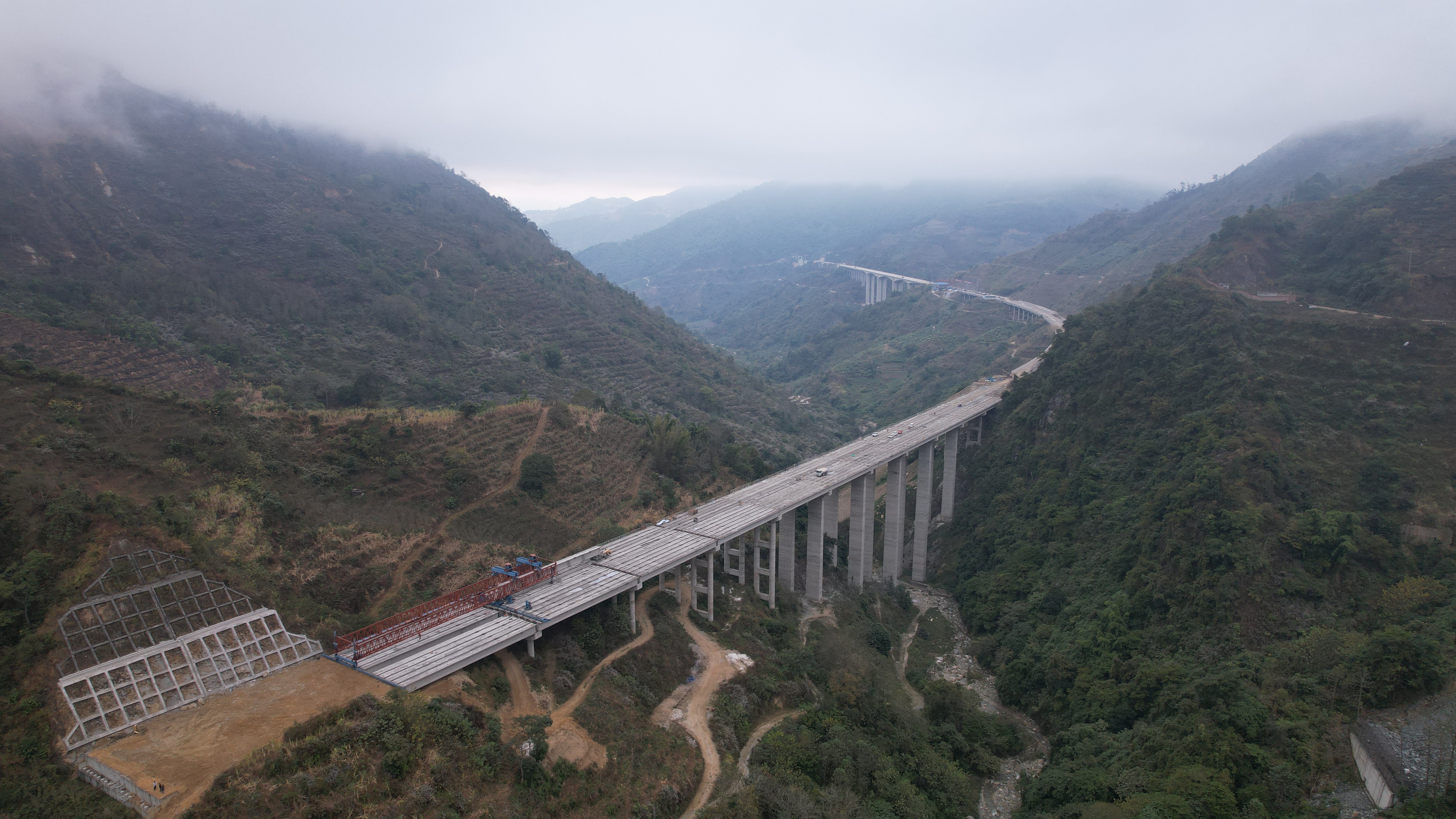 元綠高速嗝迷2號大橋T梁架設完成