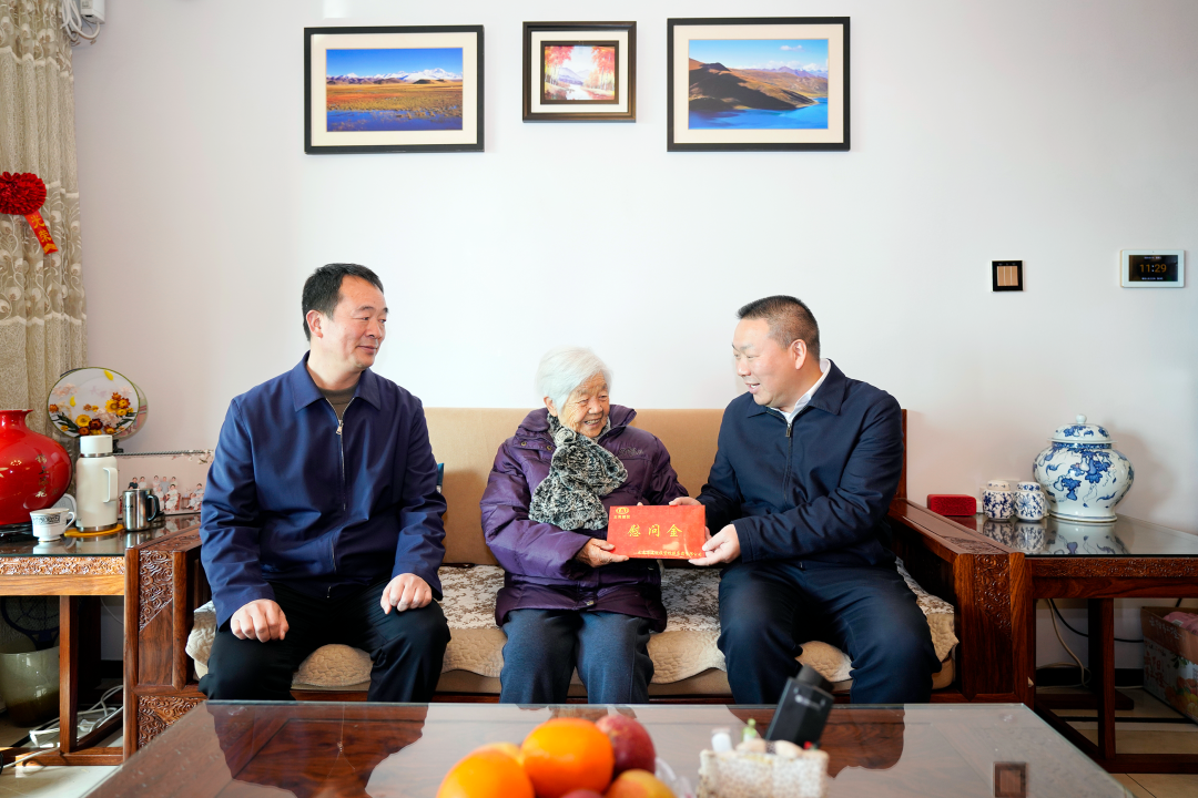 陳祖軍走訪慰問集團(tuán)離退休老領(lǐng)導(dǎo)、老黨員