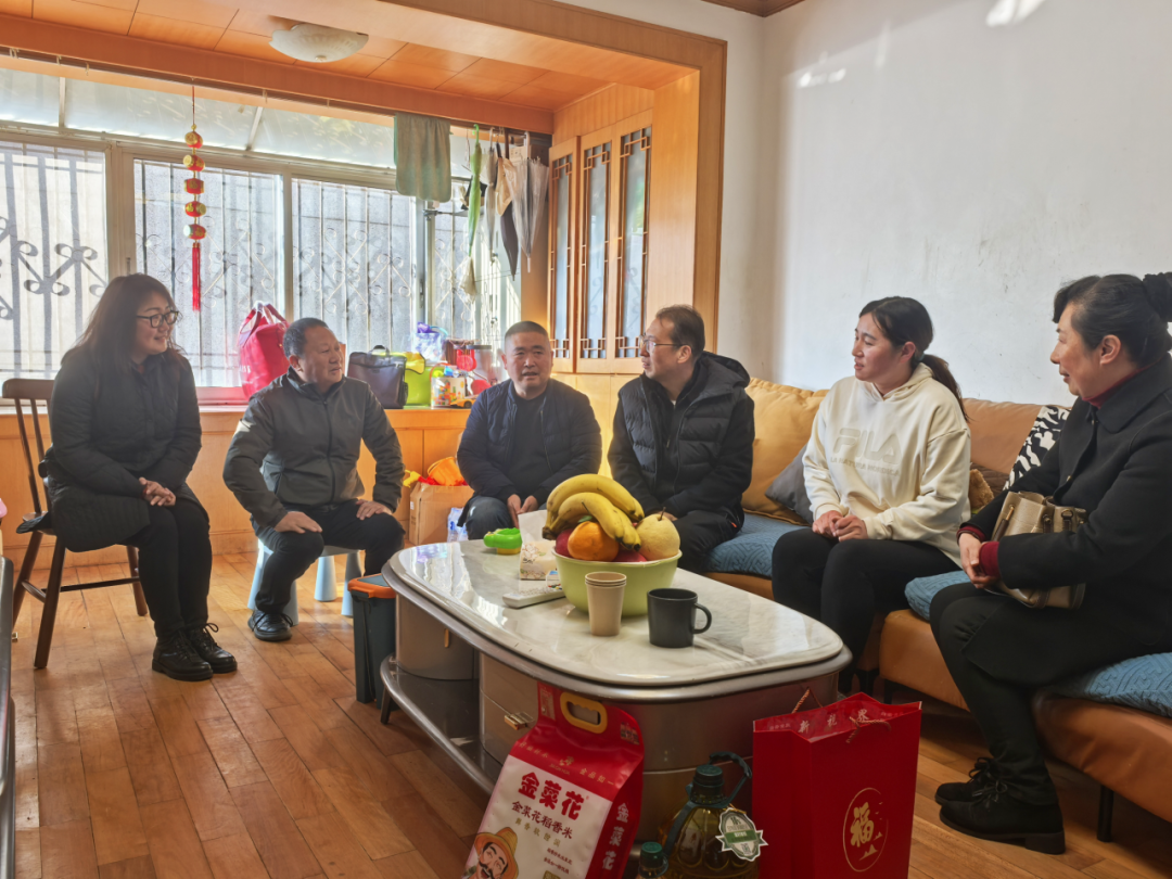 集團(tuán)領(lǐng)導(dǎo)班子成員走訪慰問集團(tuán)離退休老領(lǐng)導(dǎo)老黨員、困難黨員和職工