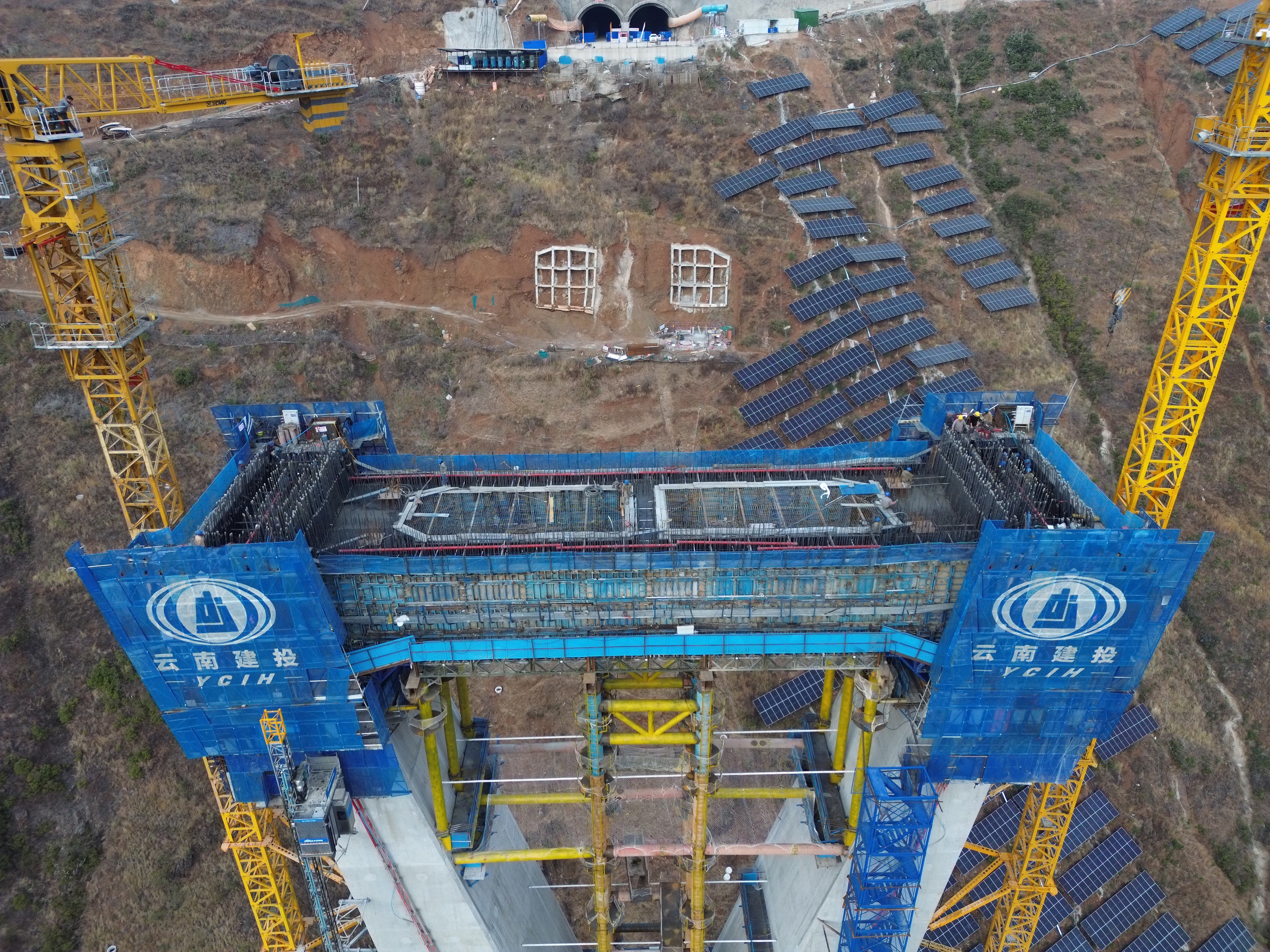 魯巧高速項目光明牛欄江特大橋2#索塔下橫梁第一次混凝土澆筑順利完成