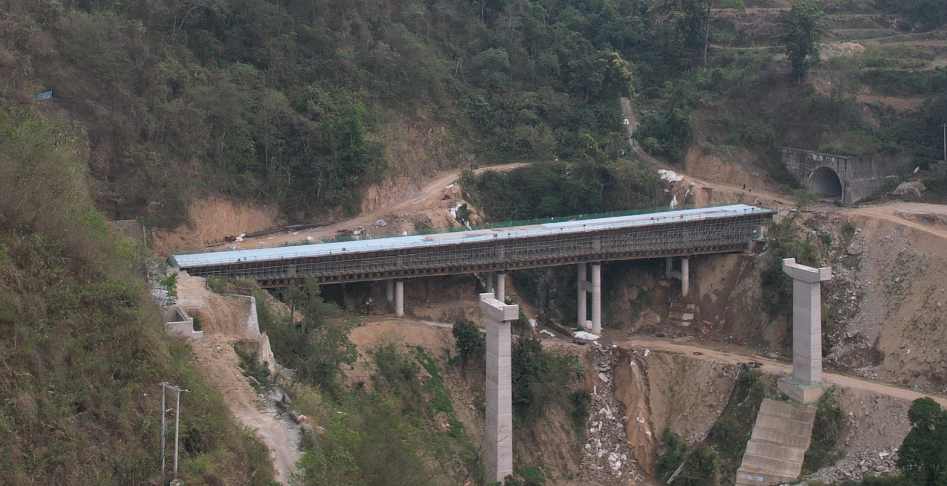 元綠高速紅莫3號大橋左幅現(xiàn)澆箱梁完成澆筑