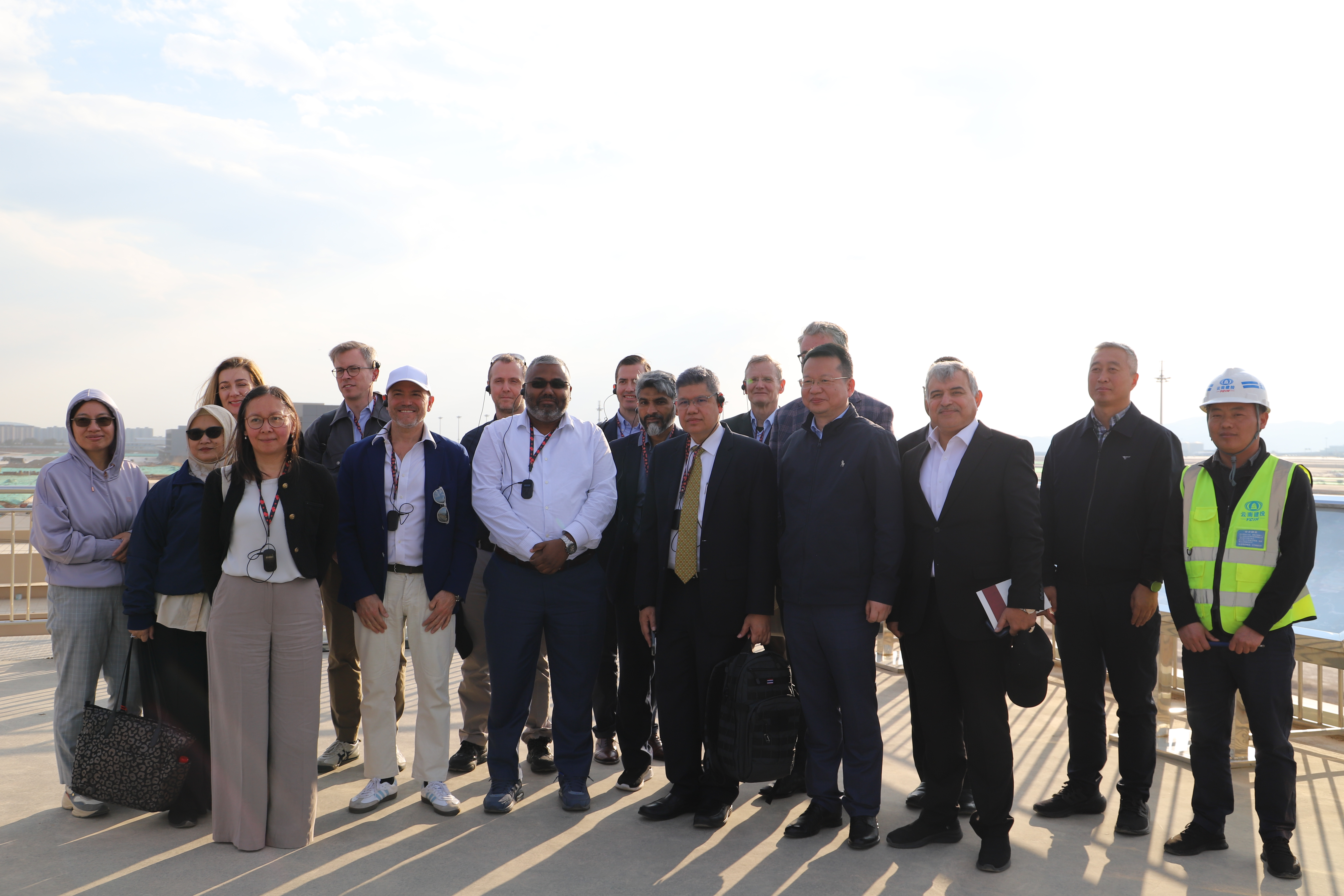 亞投行董事會代表團到昆明長水國際機場東二跑道（南段）項目考察調研