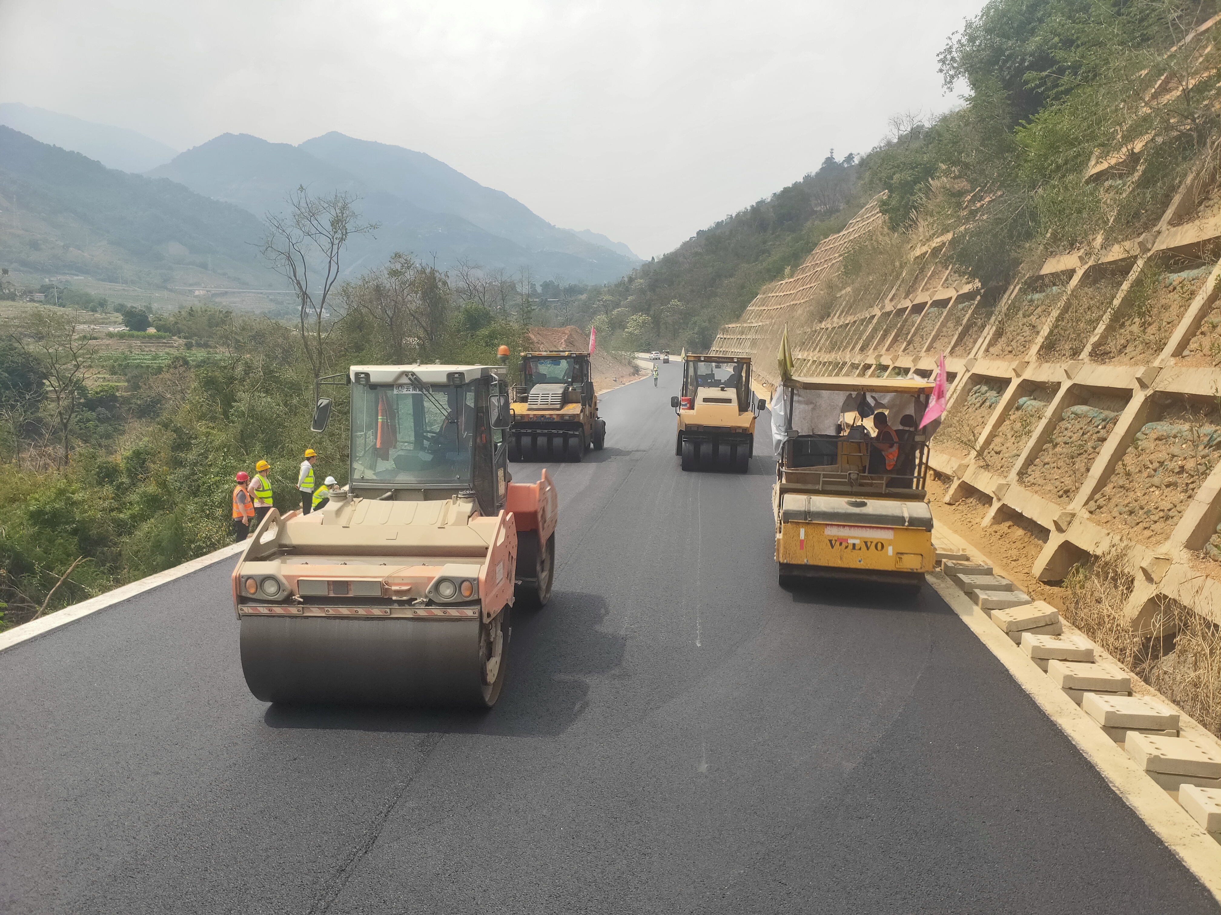 永金高速鋼渣瀝青混凝土路面試驗段成功鋪筑