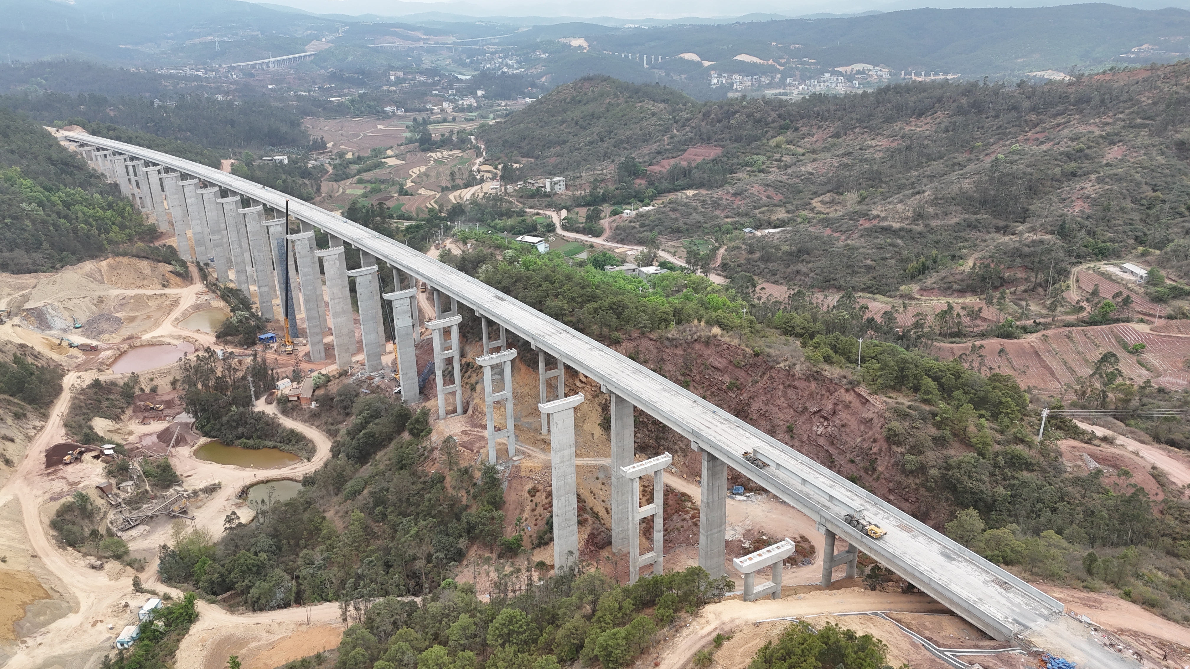 楚雄市東南繞城高速薄壁空心墩全部完成