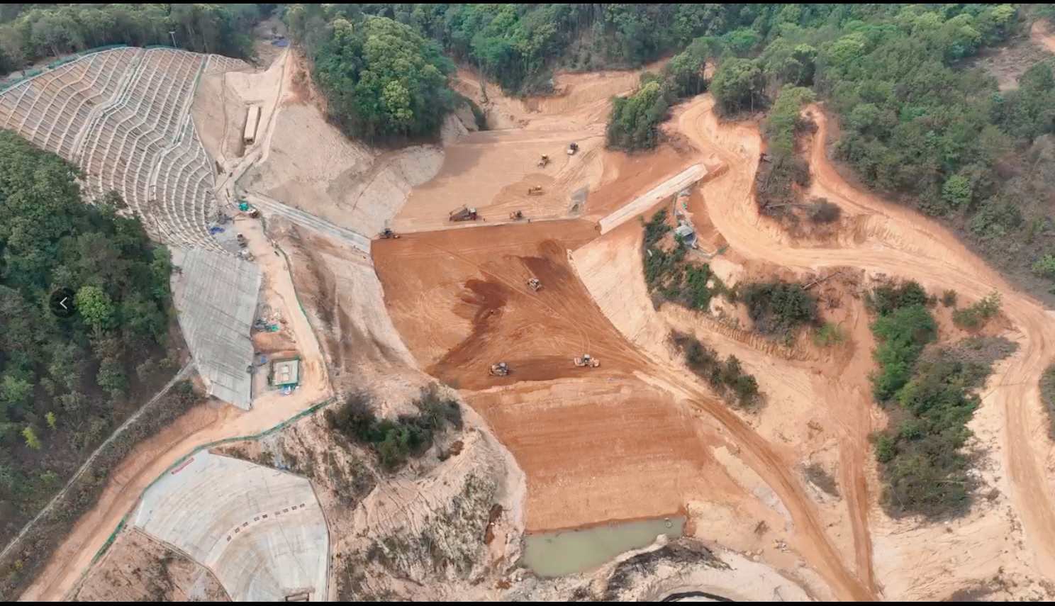 雙江縣席草塘水庫工程提前16天完成大壩度汛任務