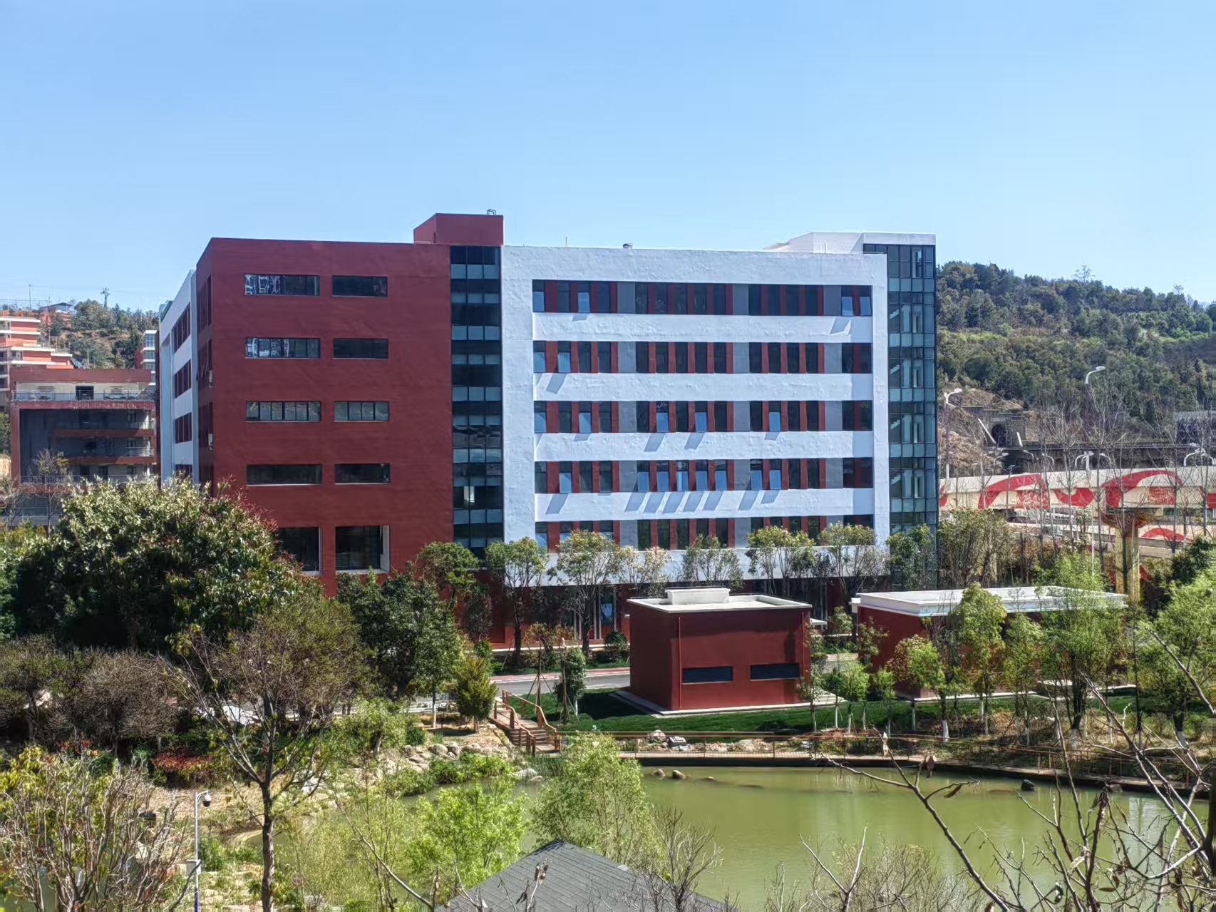 滇西應(yīng)用技術(shù)大學(xué)實(shí)驗(yàn)實(shí)訓(xùn)中心建設(shè)項(xiàng)目竣工驗(yàn)收