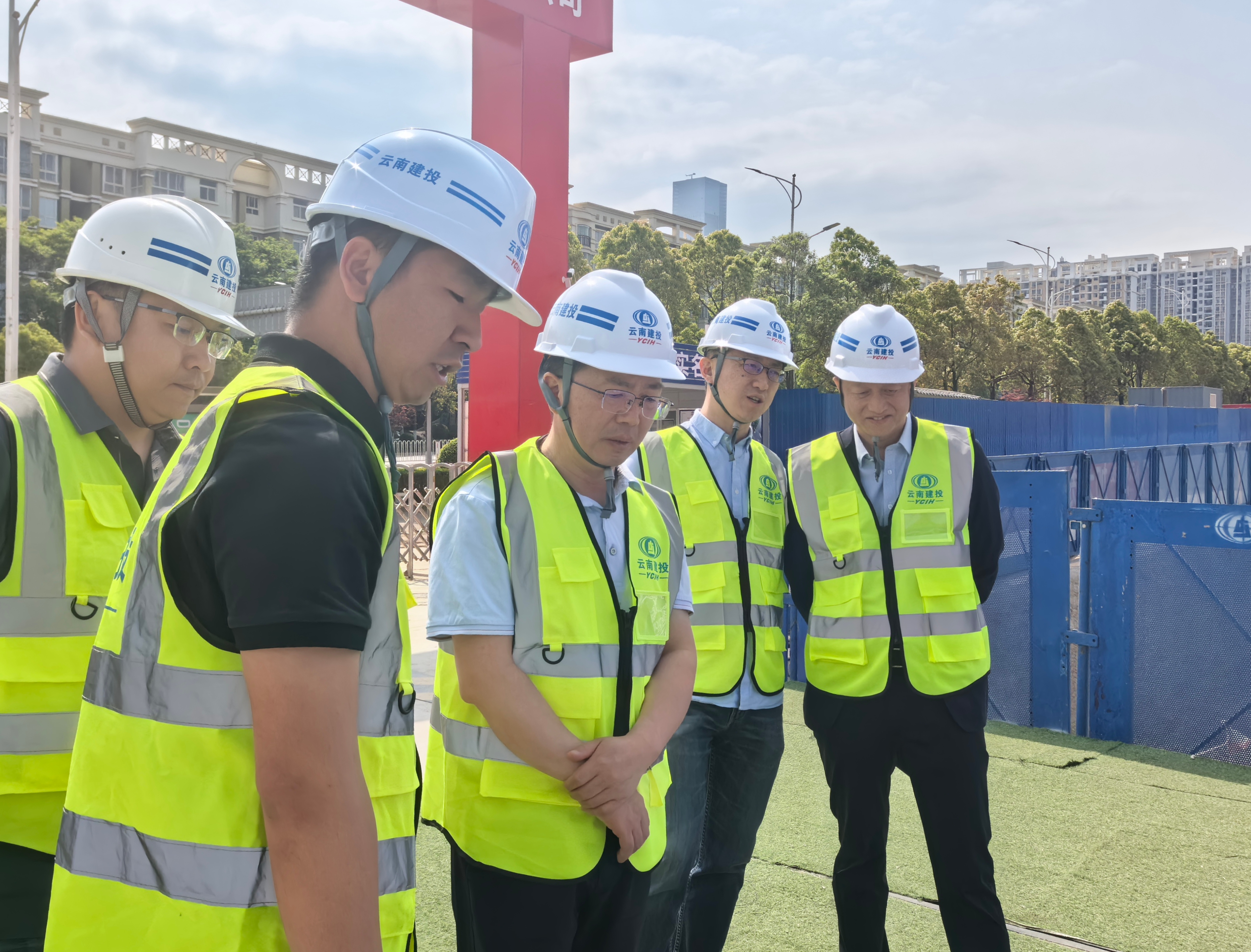 劉金榮調(diào)研呈貢龍街安置房項(xiàng)目