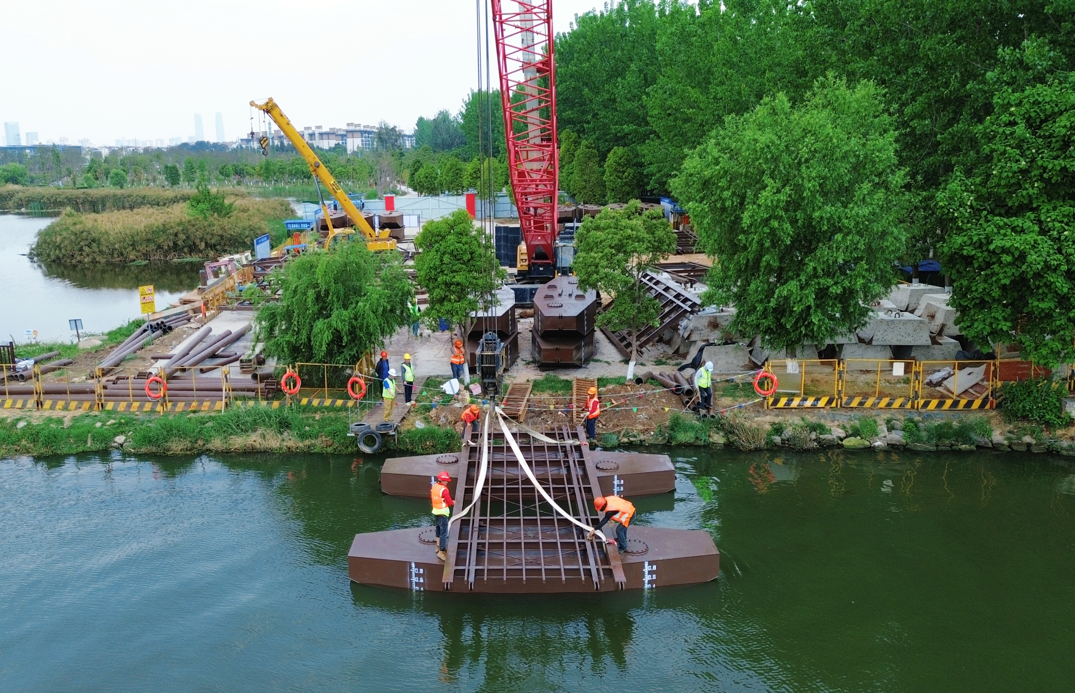 滇池綠道人行棧道工程（浮橋）項目首艘舟體順利下水