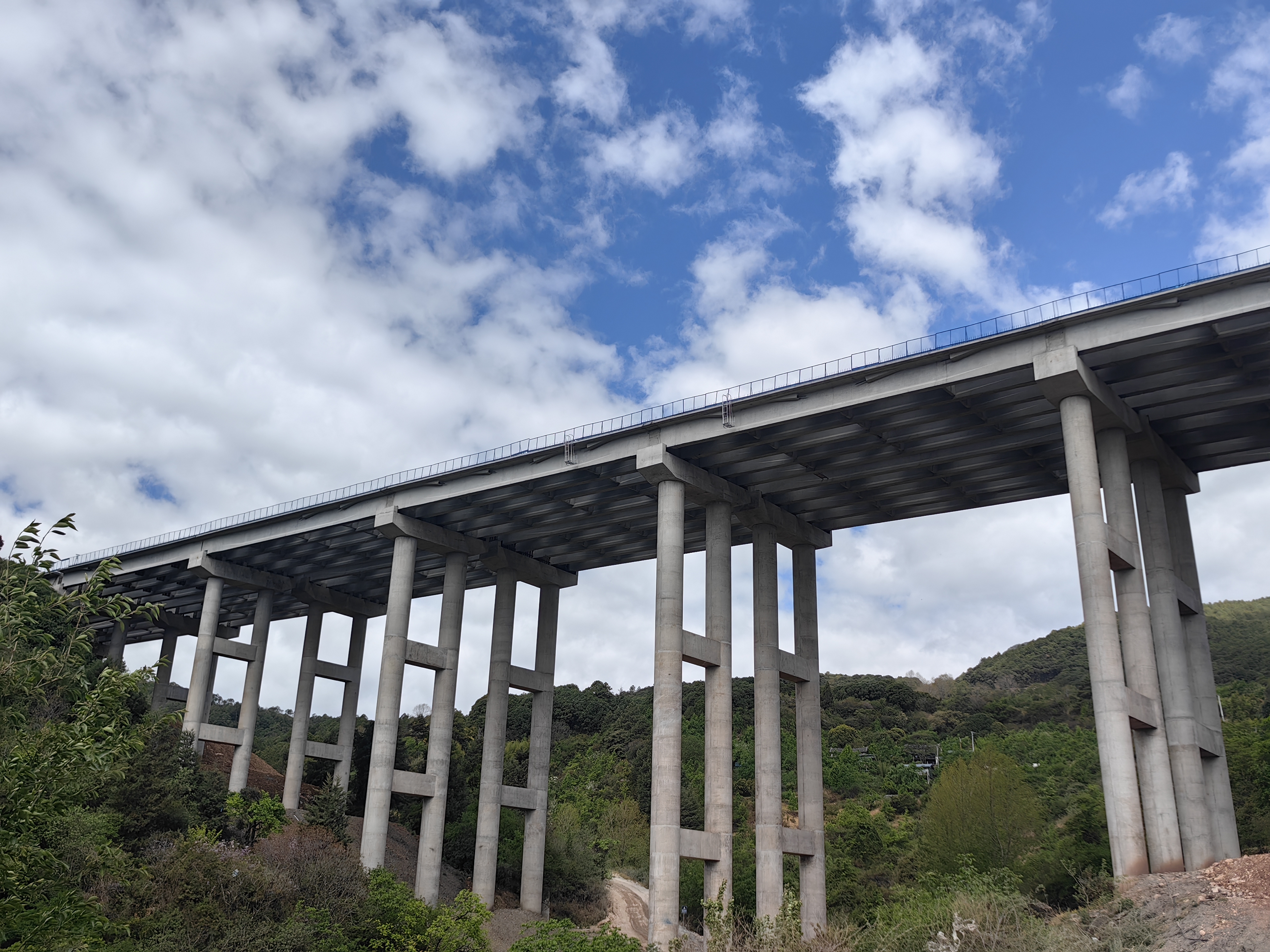 古寧高速二分部松云村3號橋T梁架設完成