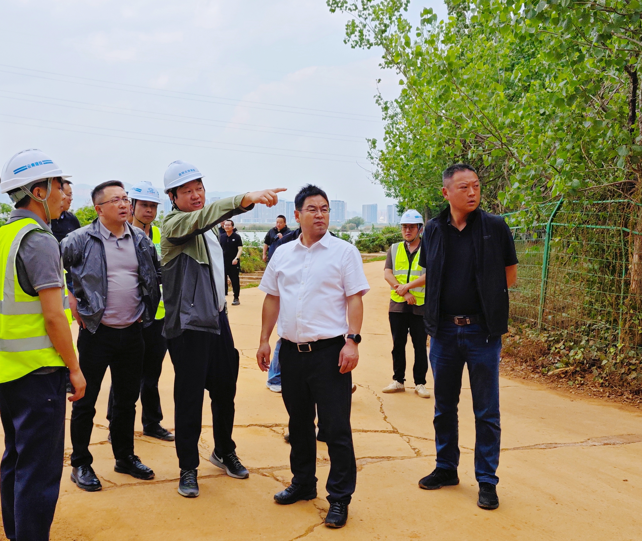 昆明滇池國(guó)家旅游度假區(qū)黨工委書(shū)記李紹俊調(diào)研滇池綠道環(huán)草海段東岸游徑聯(lián)通項(xiàng)目