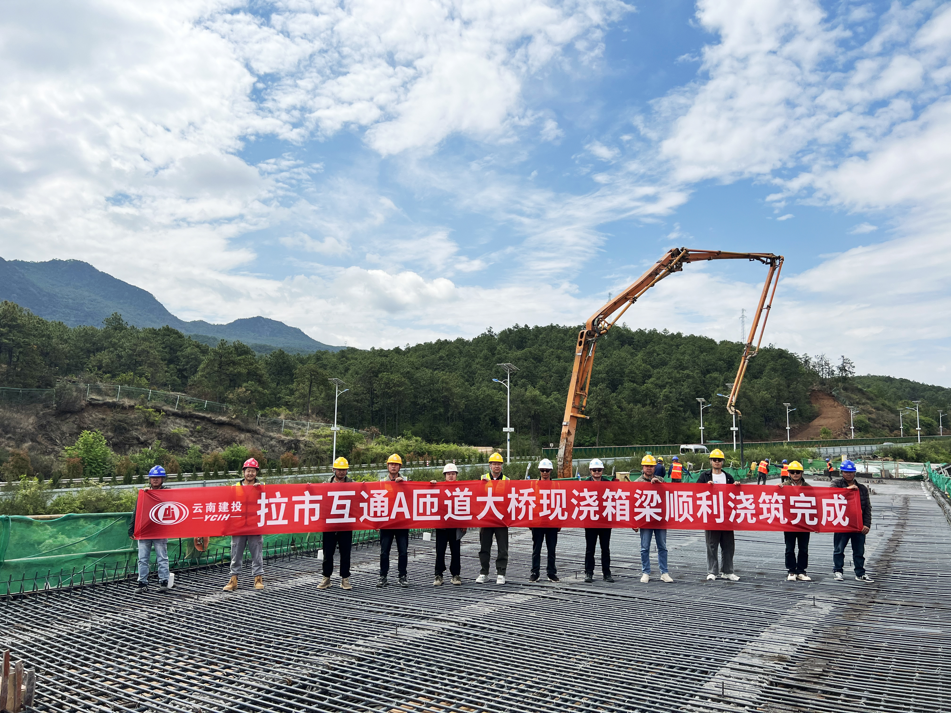 古寧高速拉市互通A匝道大橋現澆梁澆筑完成