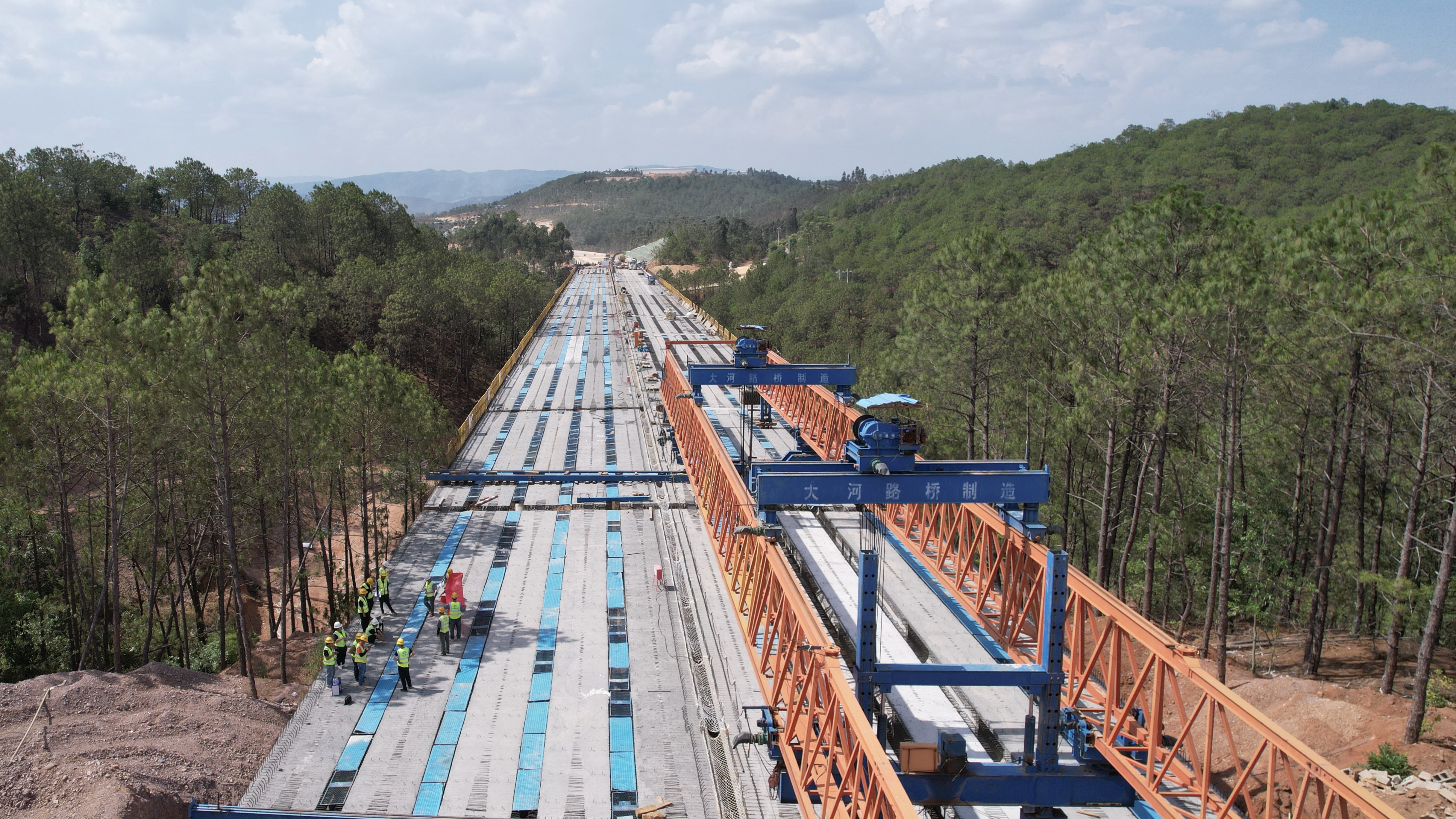 峨石紅高速（玉溪段）項目阿巴沖大橋T梁全部架設完成