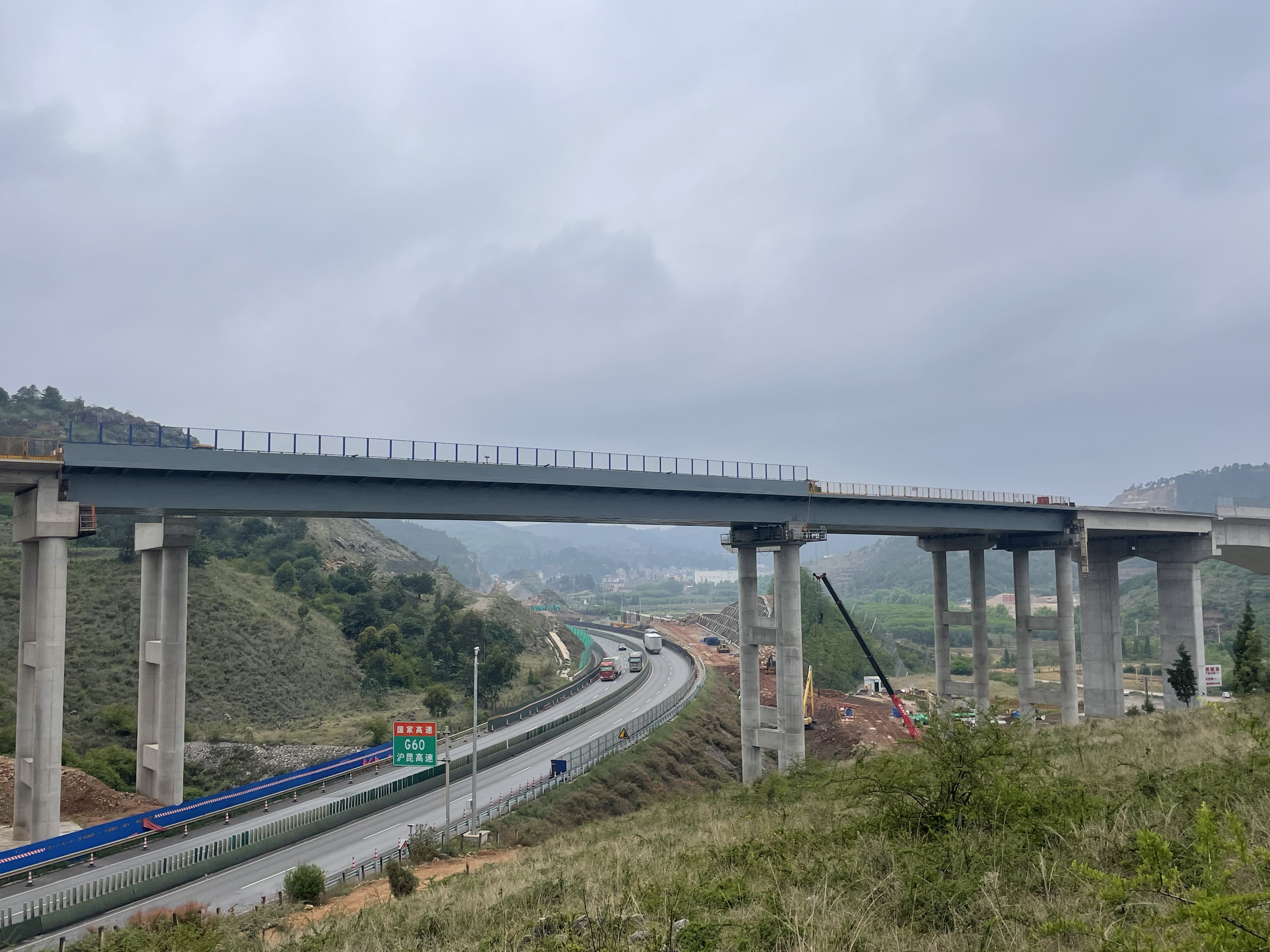 宣富高速響水河2號大橋左幅鋼箱梁落梁到位