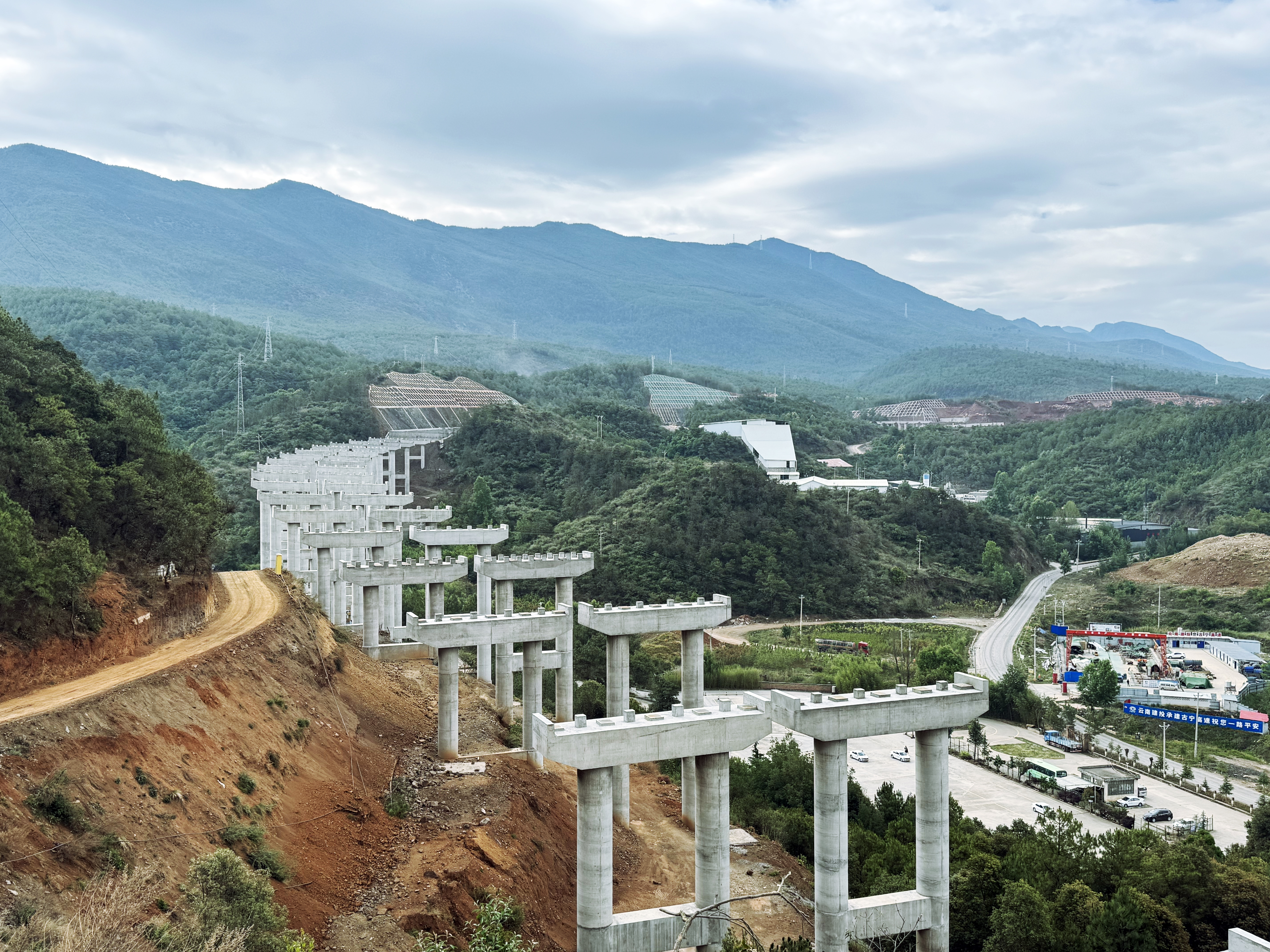古寧高速守信村大橋橋臺澆筑完成