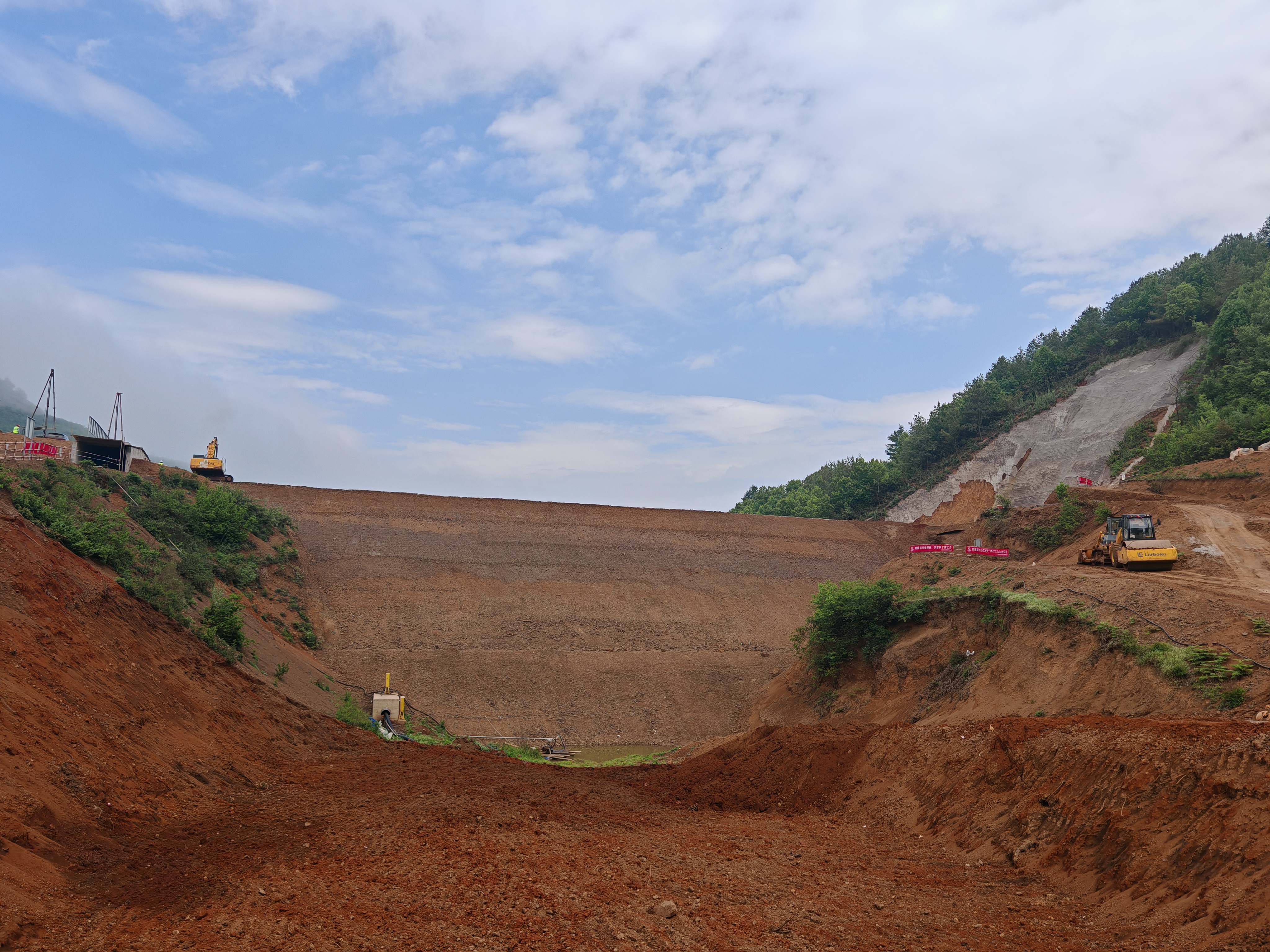 會澤縣石板水庫工程大壩主體封頂