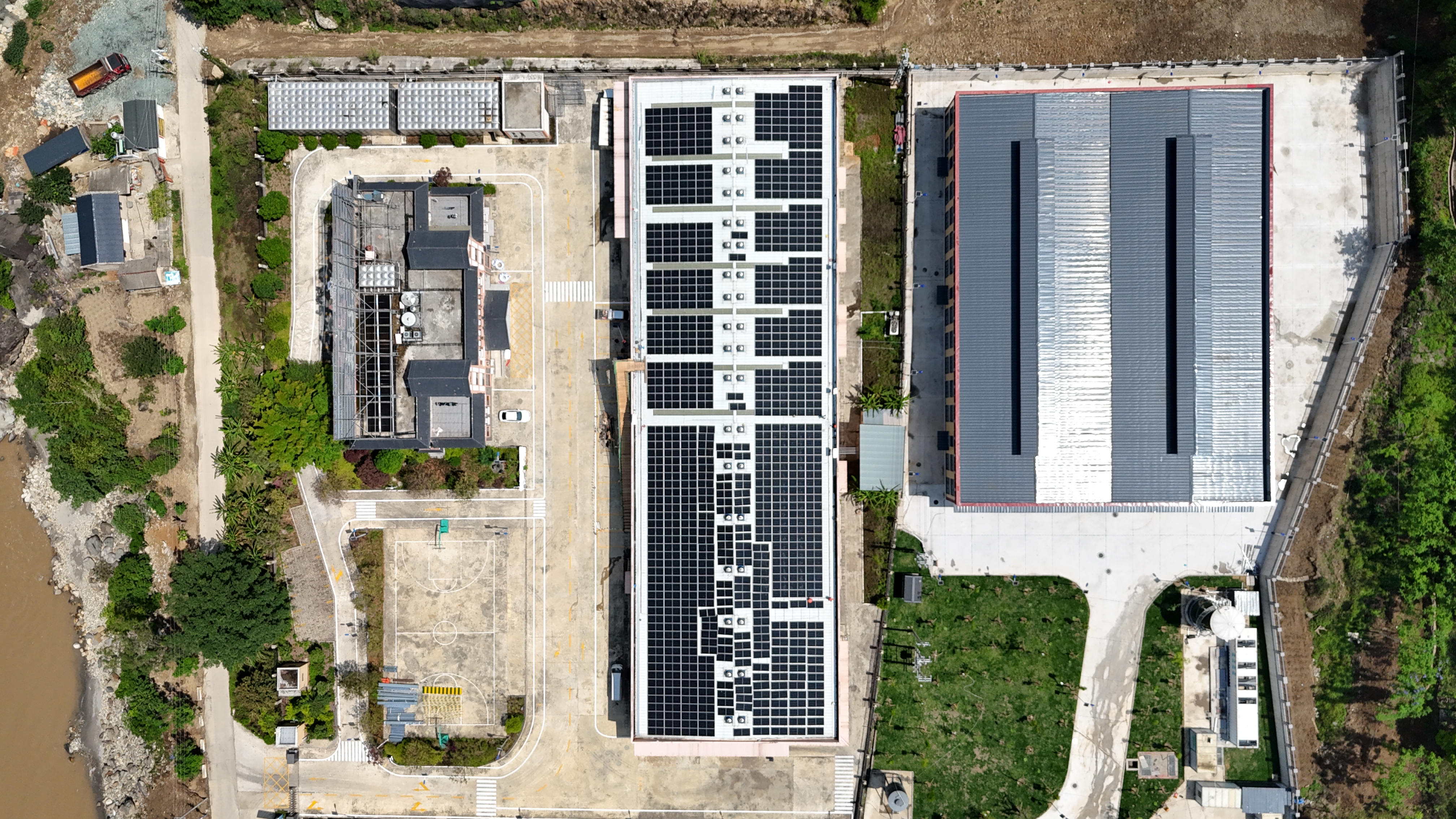 瀘水屋頂分布式光伏項(xiàng)目首單元光伏組件完成安裝