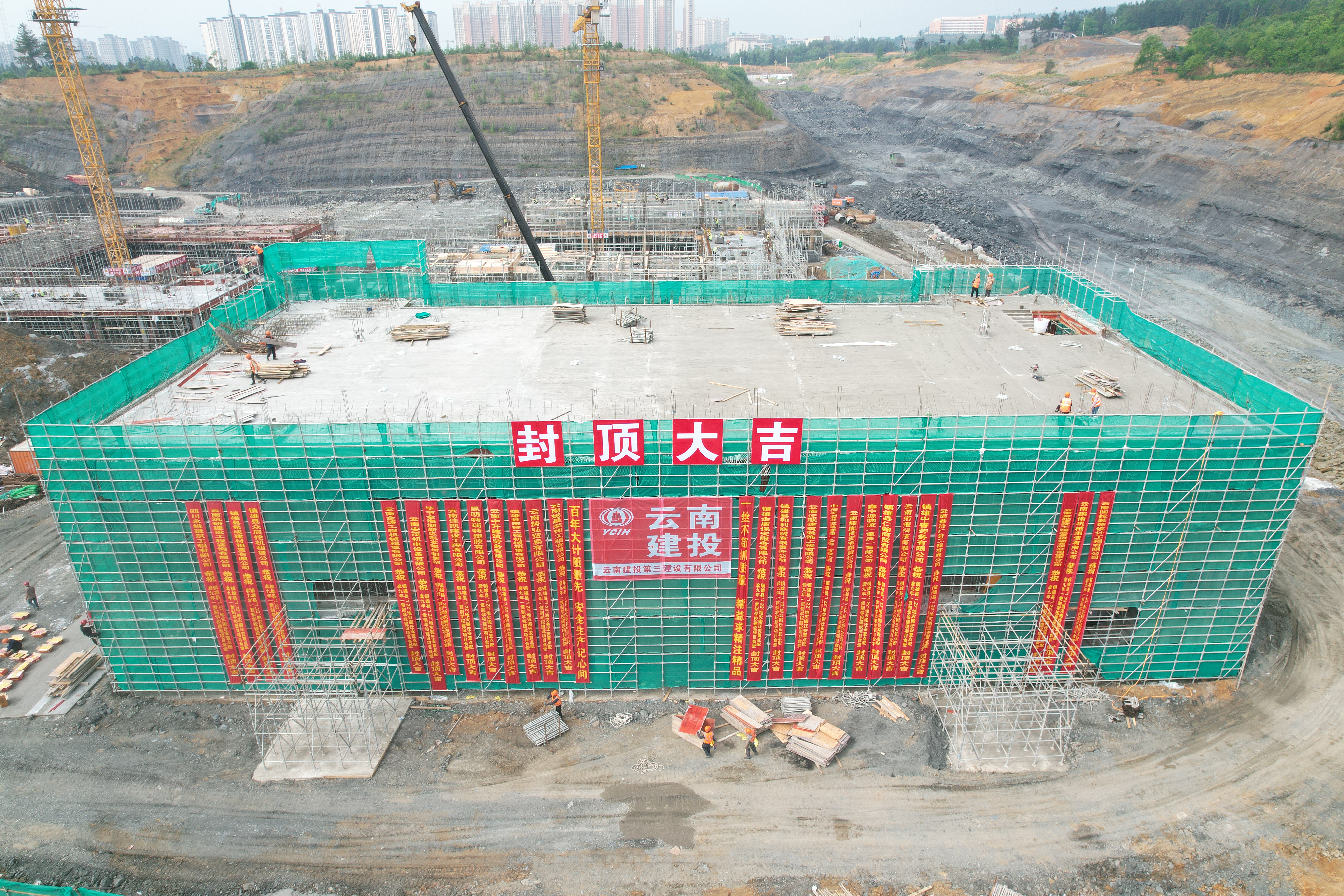 鎮(zhèn)雄“1.22”避險(xiǎn)搬遷安置學(xué)校建設(shè)項(xiàng)目食堂主體結(jié)構(gòu)順利封頂