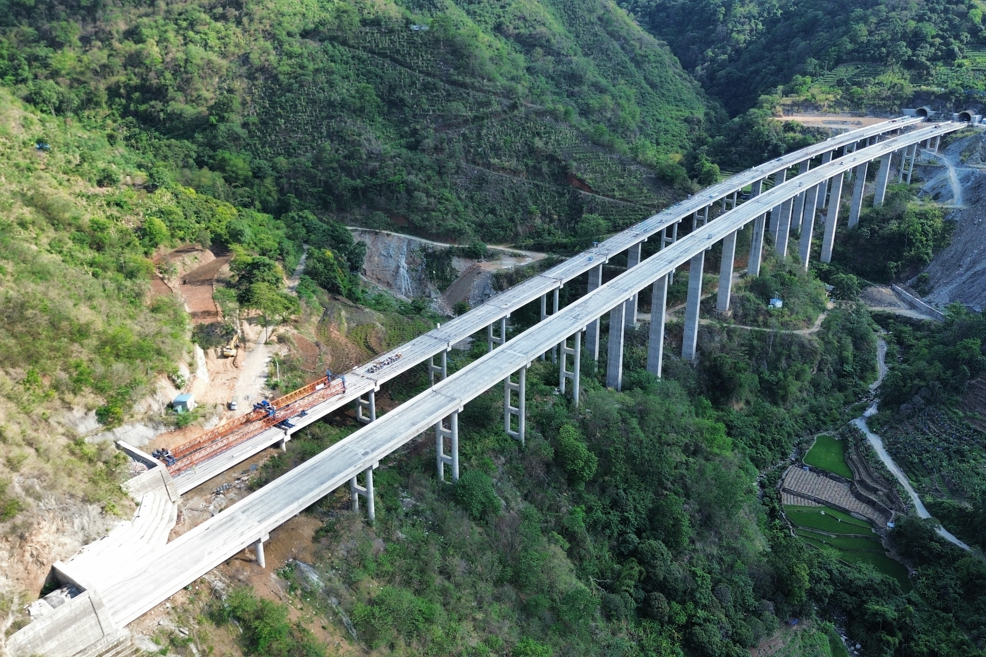 元綠高速土建三分部T梁架設(shè)圓滿完成