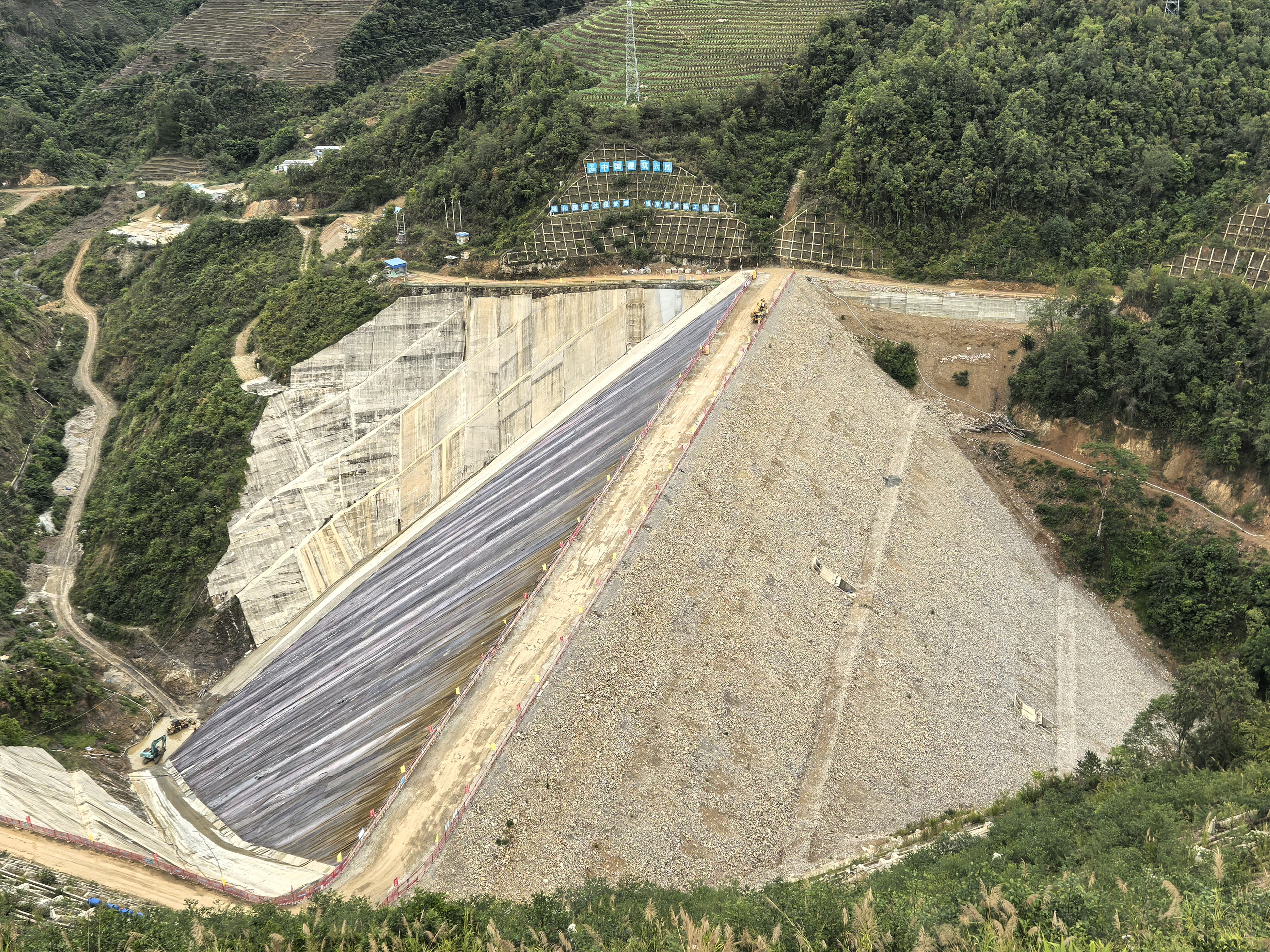 鎮(zhèn)康縣幫東河水庫大壩面板澆筑完成