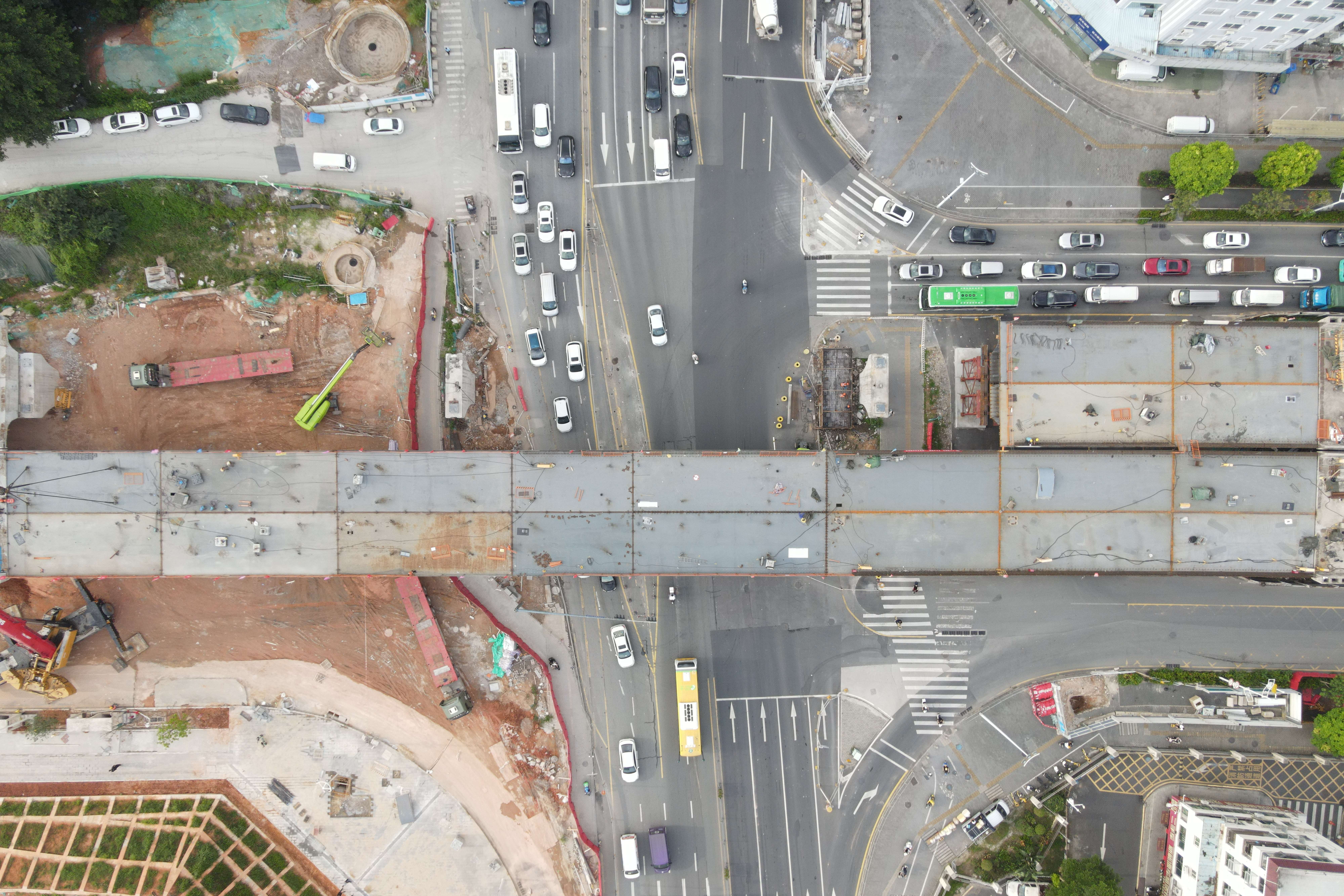 深圳石清大道項目龍觀路跨線橋右幅鋼箱梁順利合攏