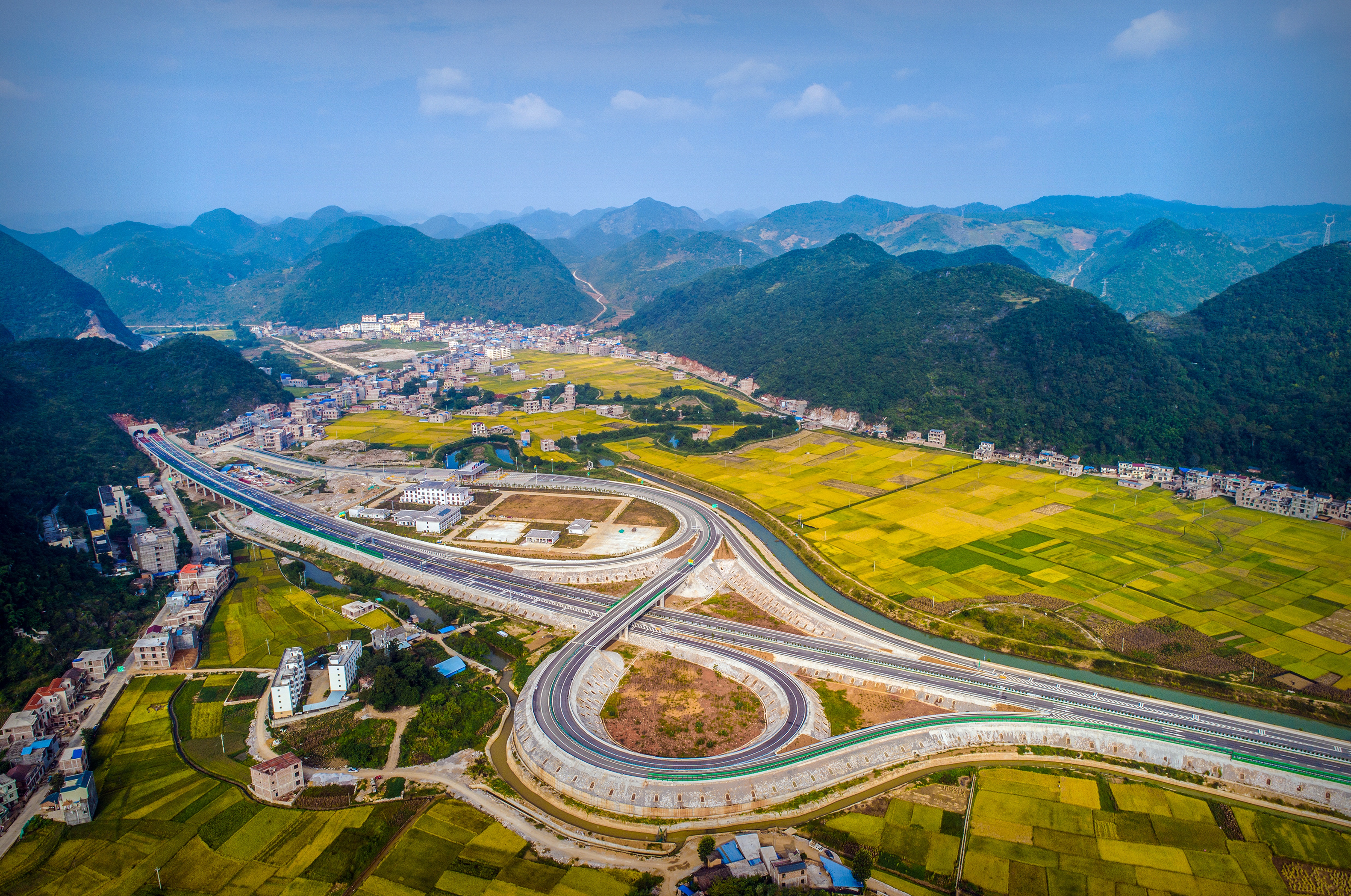 廣那高速公路順利通過竣工驗收