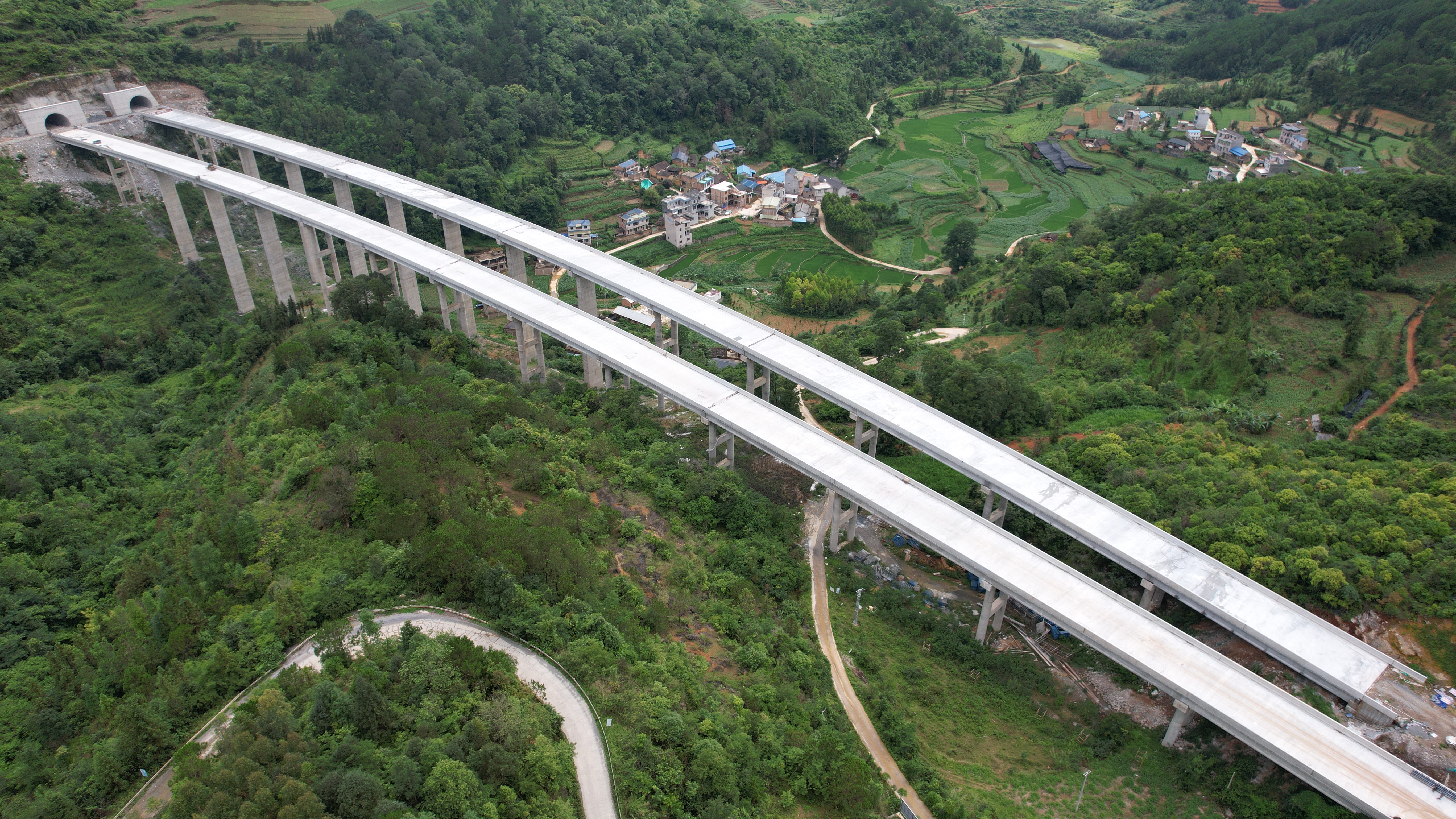 那興高速小里鋪大橋提前完工