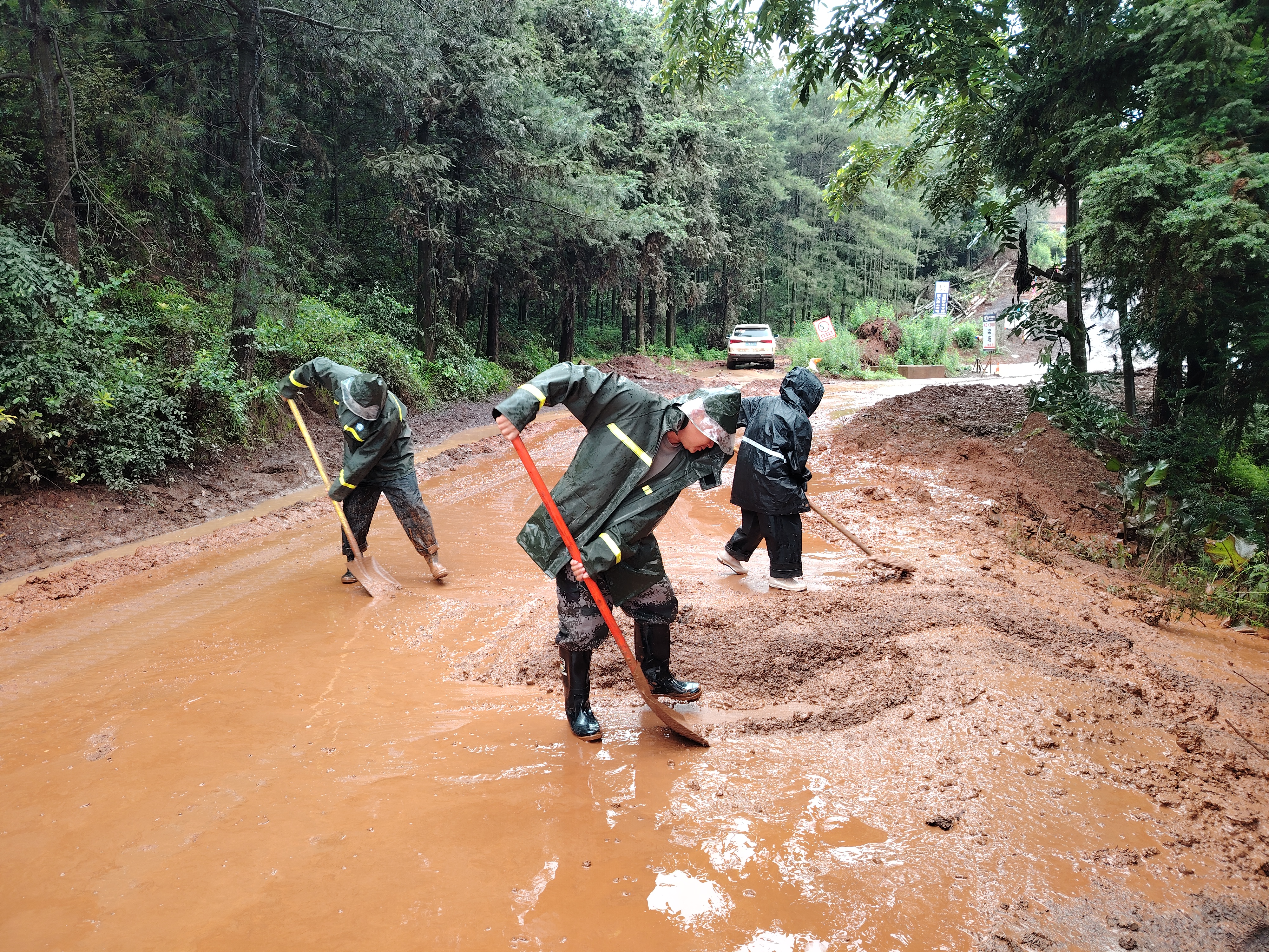 富羅高速1-2分部項目部積極參與富源縣蓮花社區搶險排險