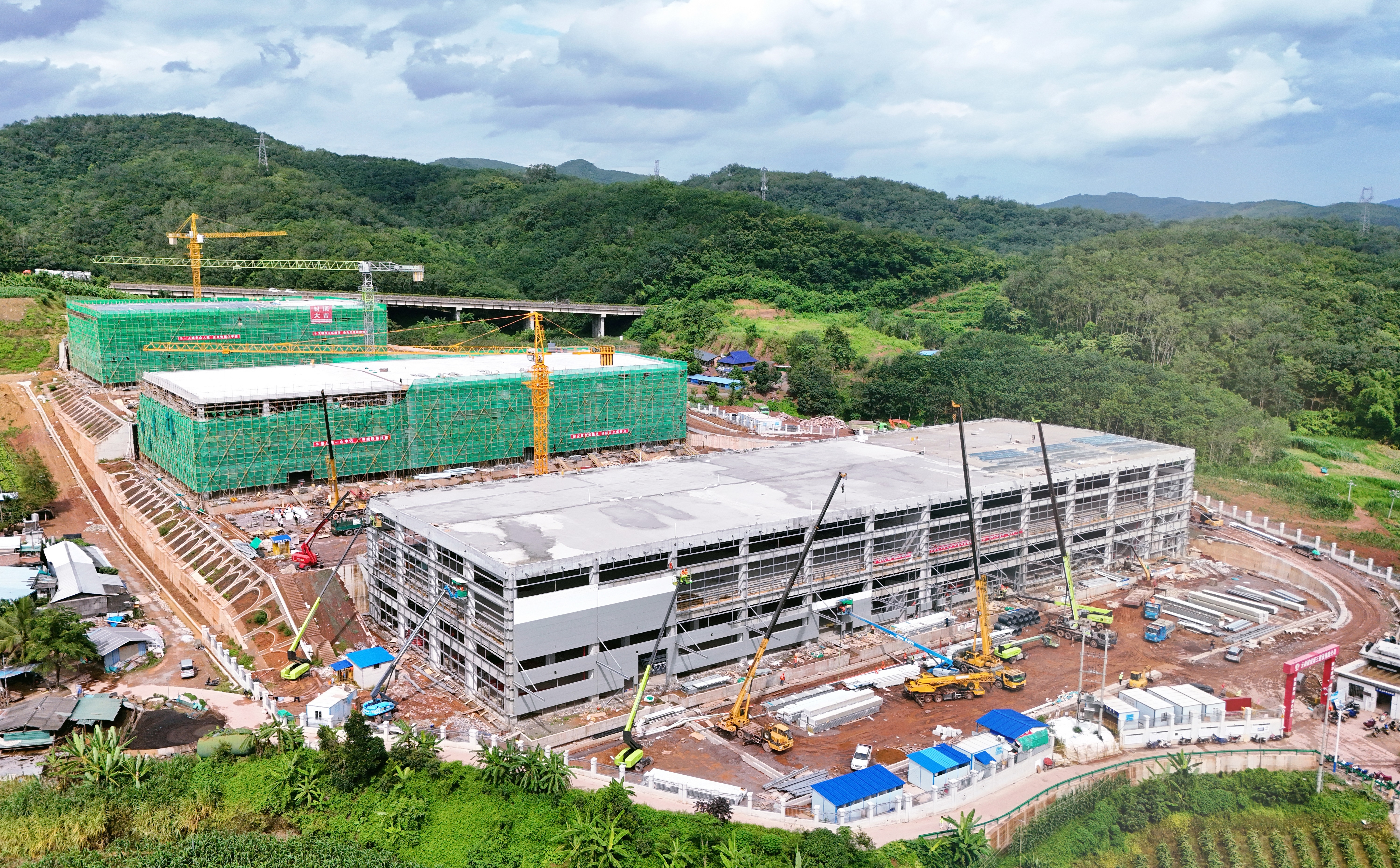 西雙版納天然橡膠綠色智能物流綜合園項目全面封頂