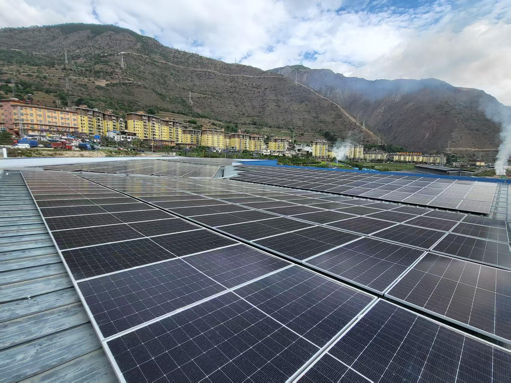 安裝股份公司蘭坪縣50MW屋頂分布式光伏發電項目PC總承包首棟順利實現并網送電