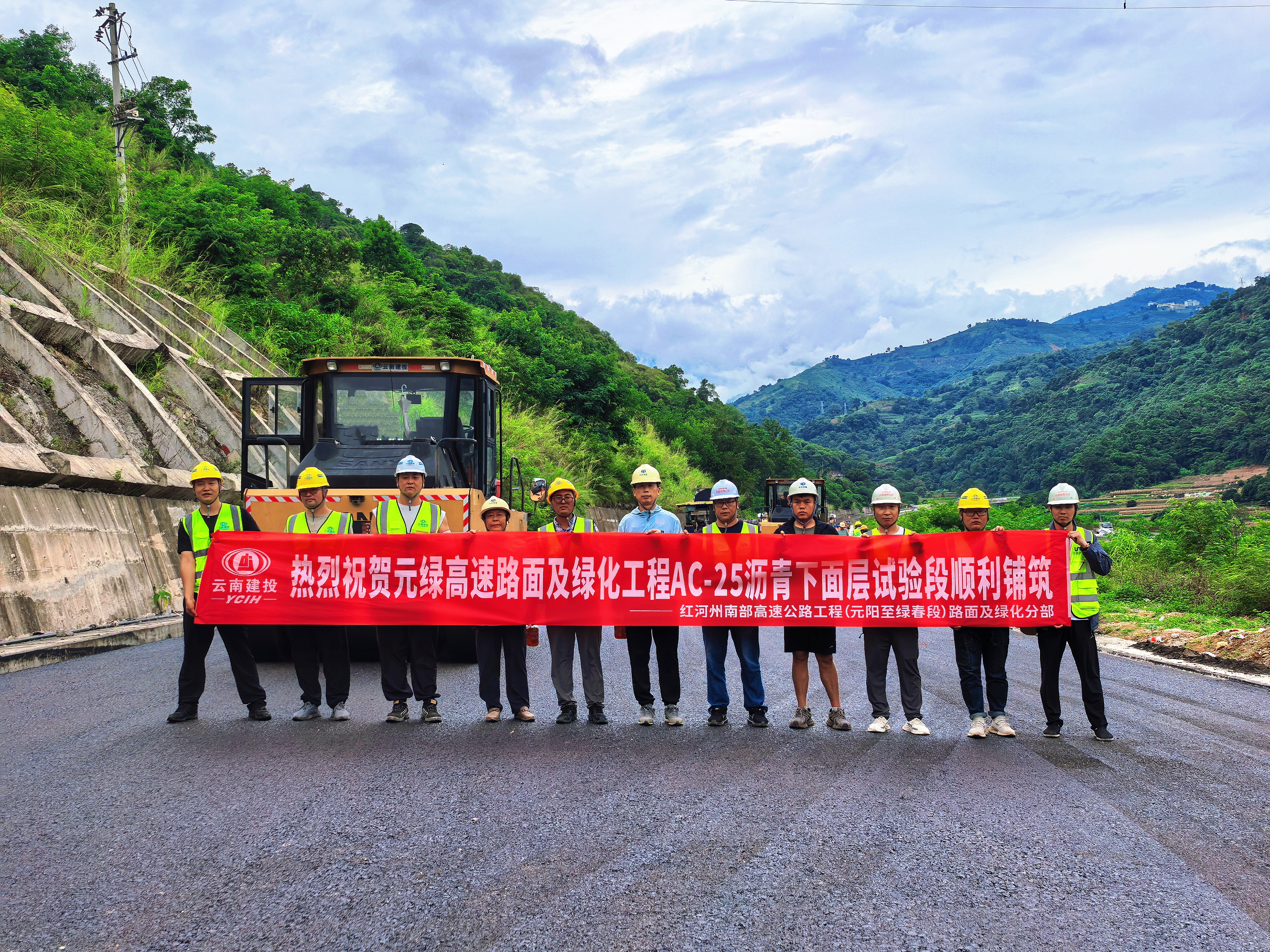 元綠高速項目AC-25瀝青下面層試驗段順利鋪筑完成