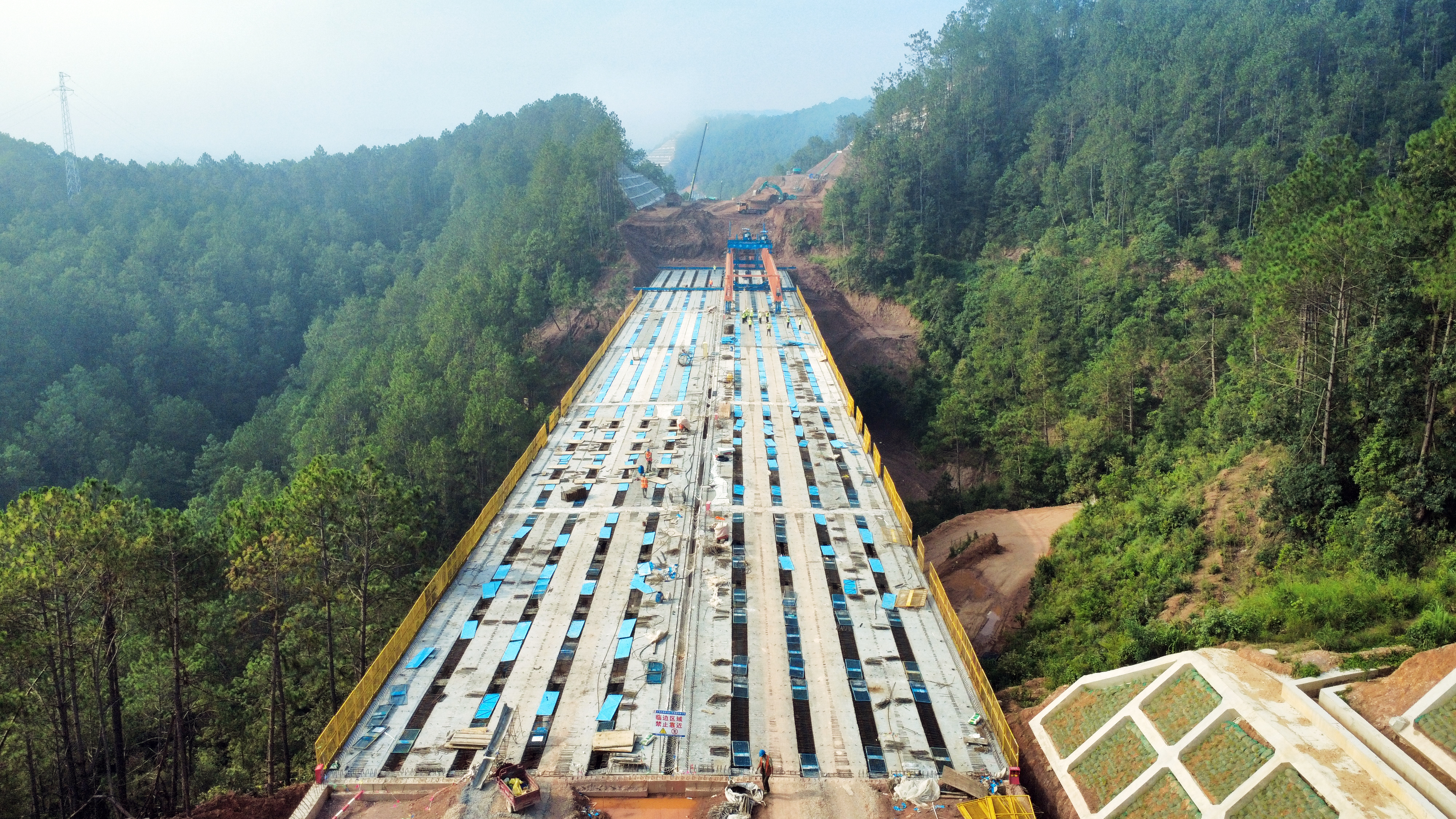 峨石紅高速(玉溪段)土建三、四分部T梁全部架設(shè)完成