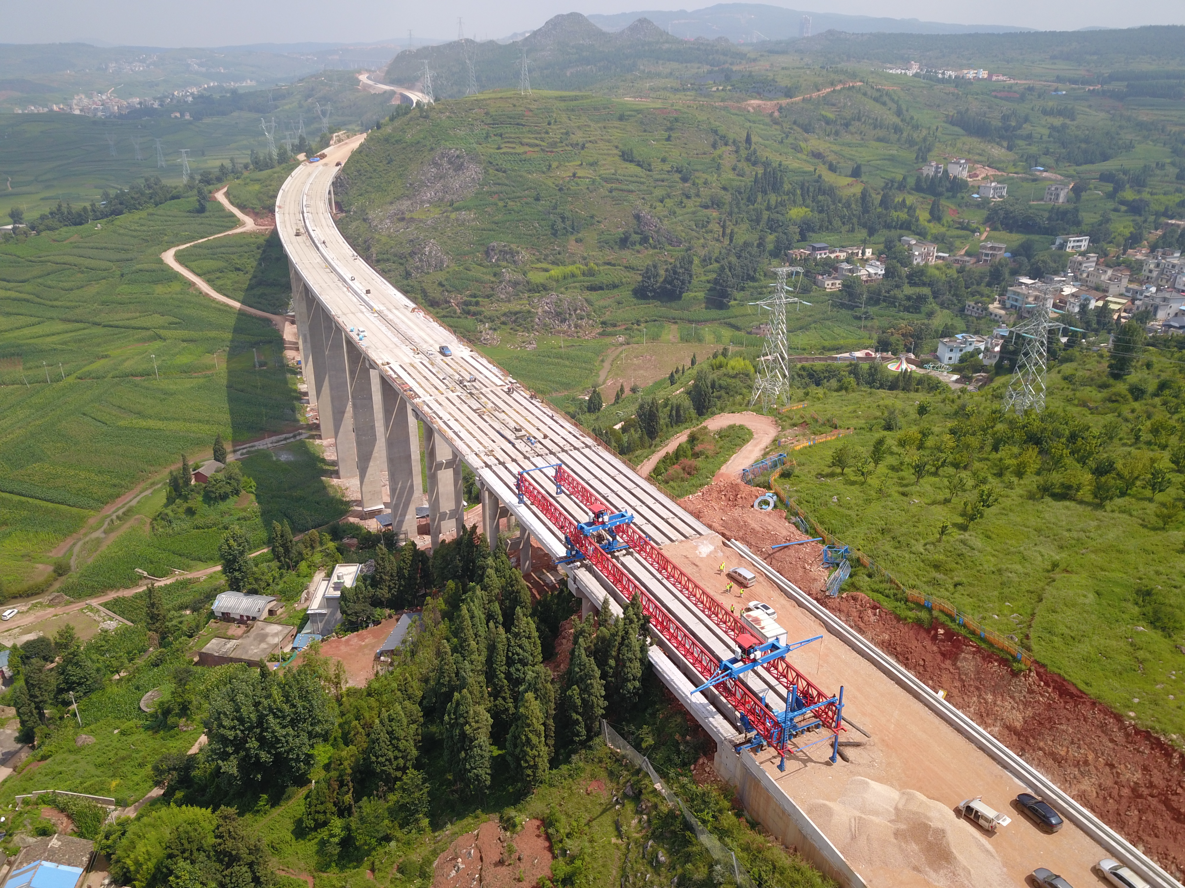 宣富高速團(tuán)田坡2號(hào)大橋梁板架設(shè)完成
