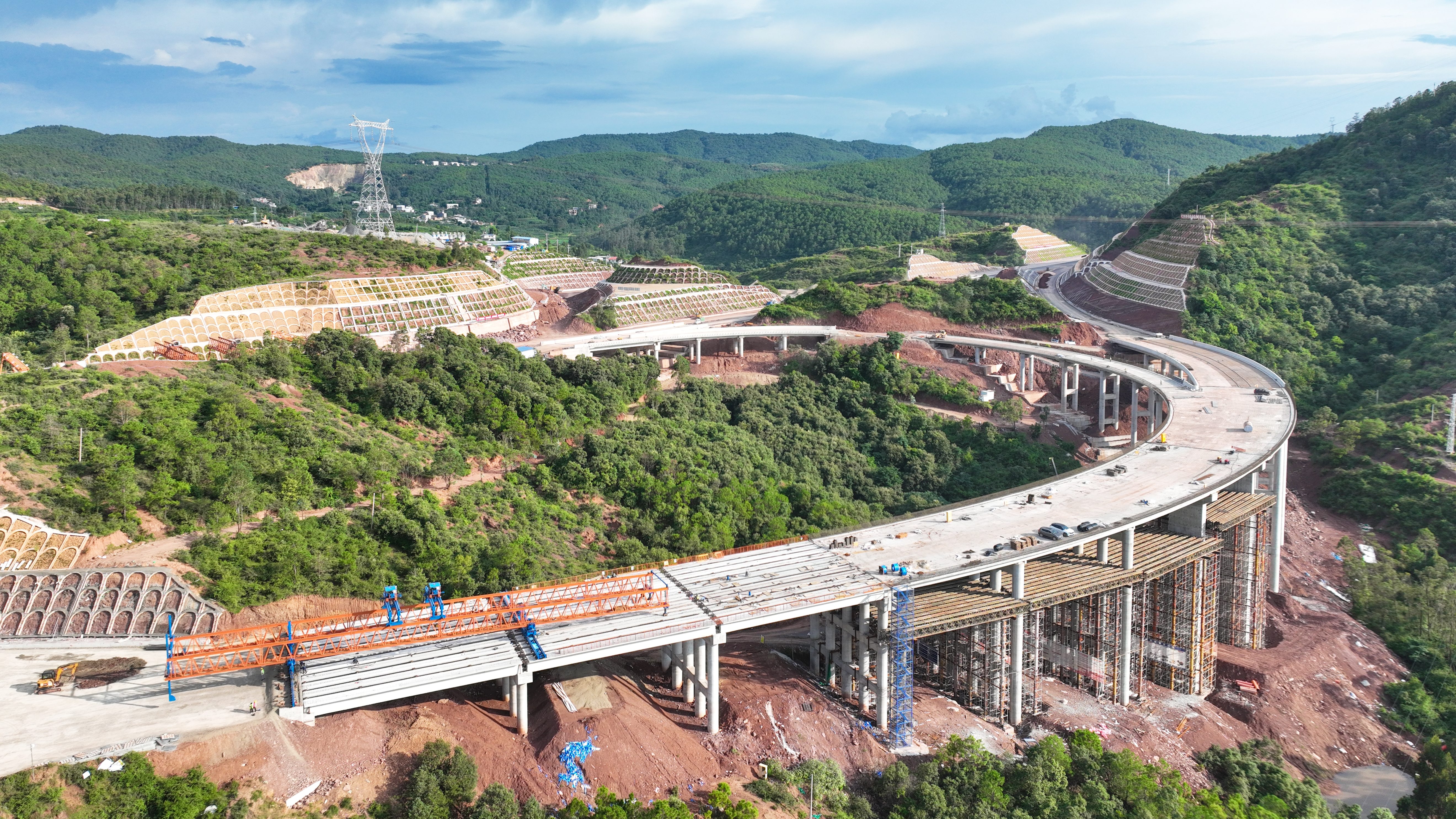 楚雄東南繞城高速公路土建2-2工區全線貫通
