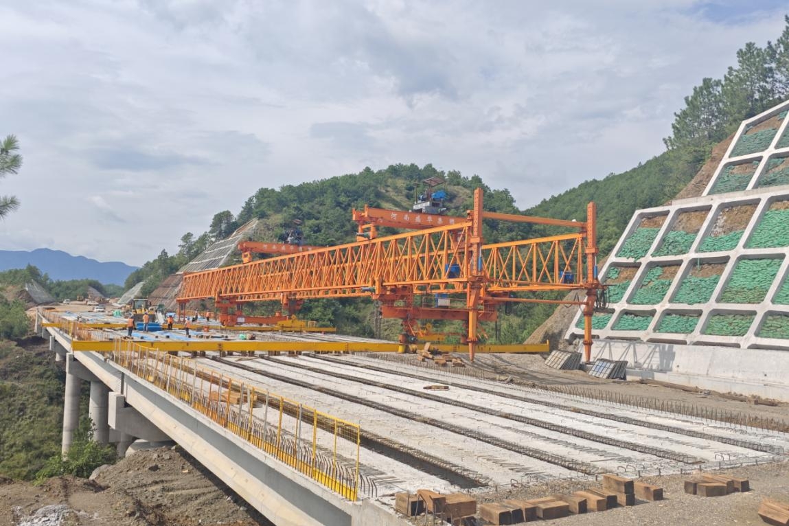 古寧高速則古村大橋T梁架設完成