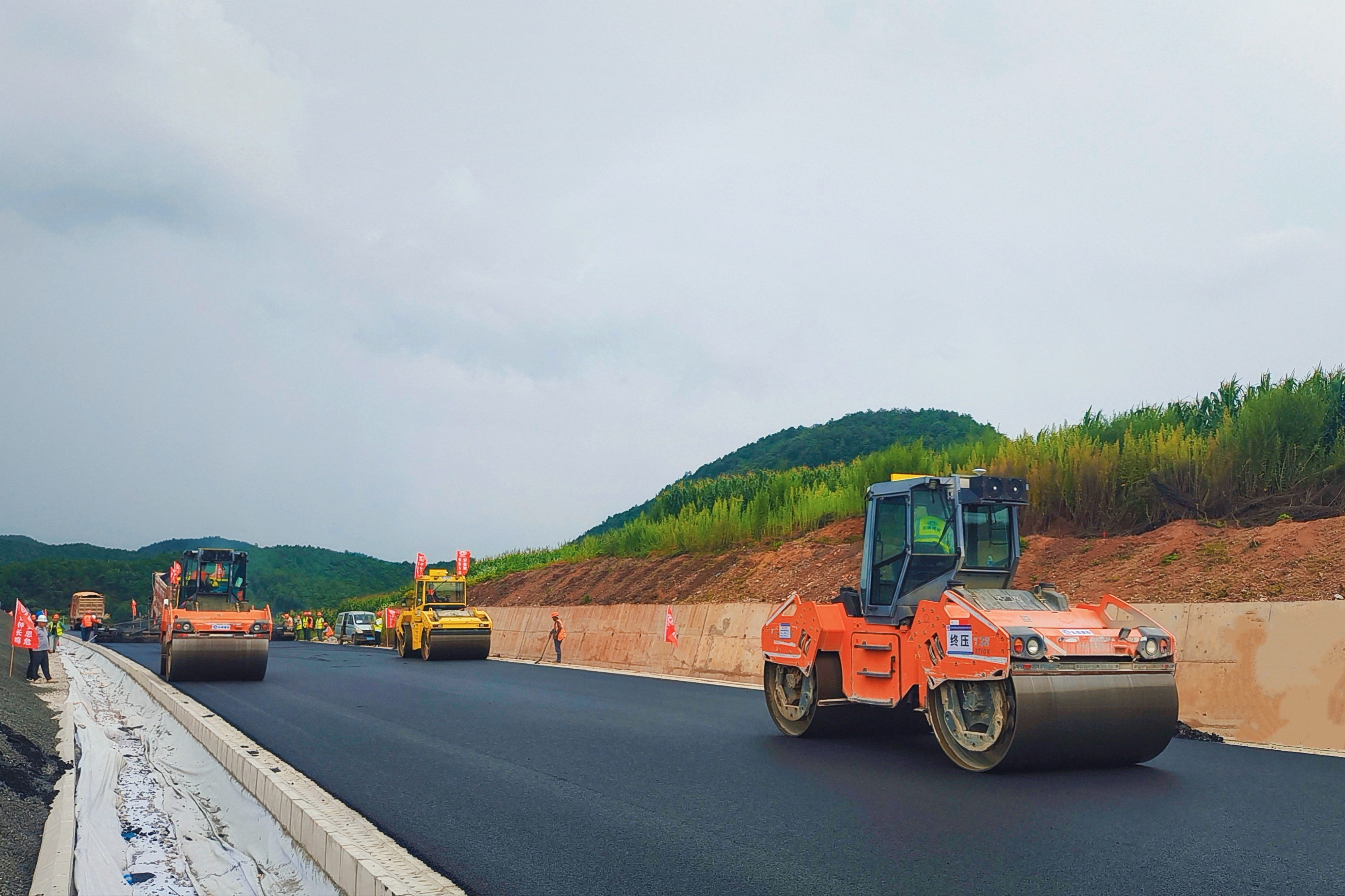 宣富高速SMA-13瀝青上面層試驗段鋪筑完成