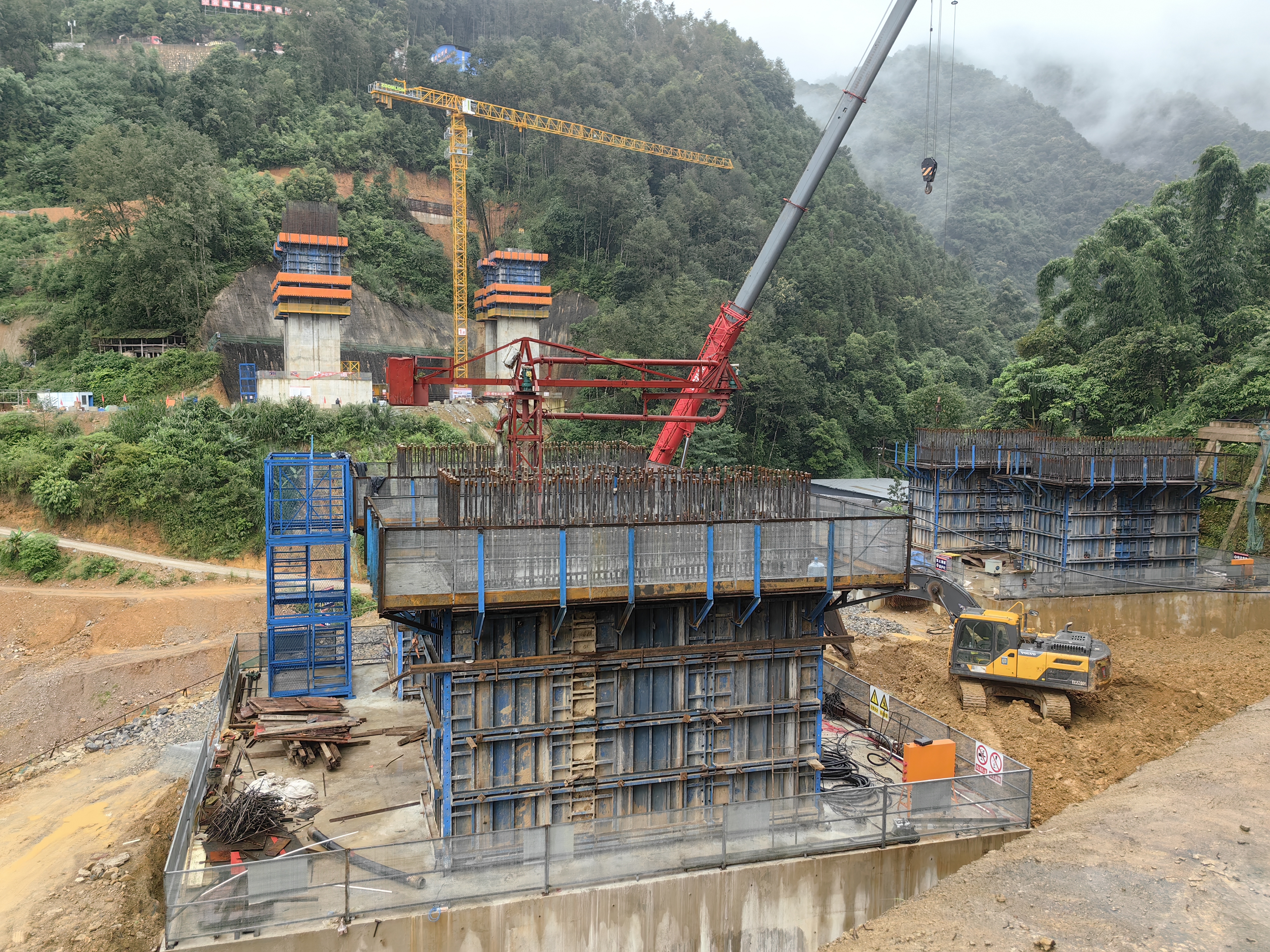 瑞孟高速芒市北互通主線3號大橋左幅25號主墩首模混凝土澆筑完成